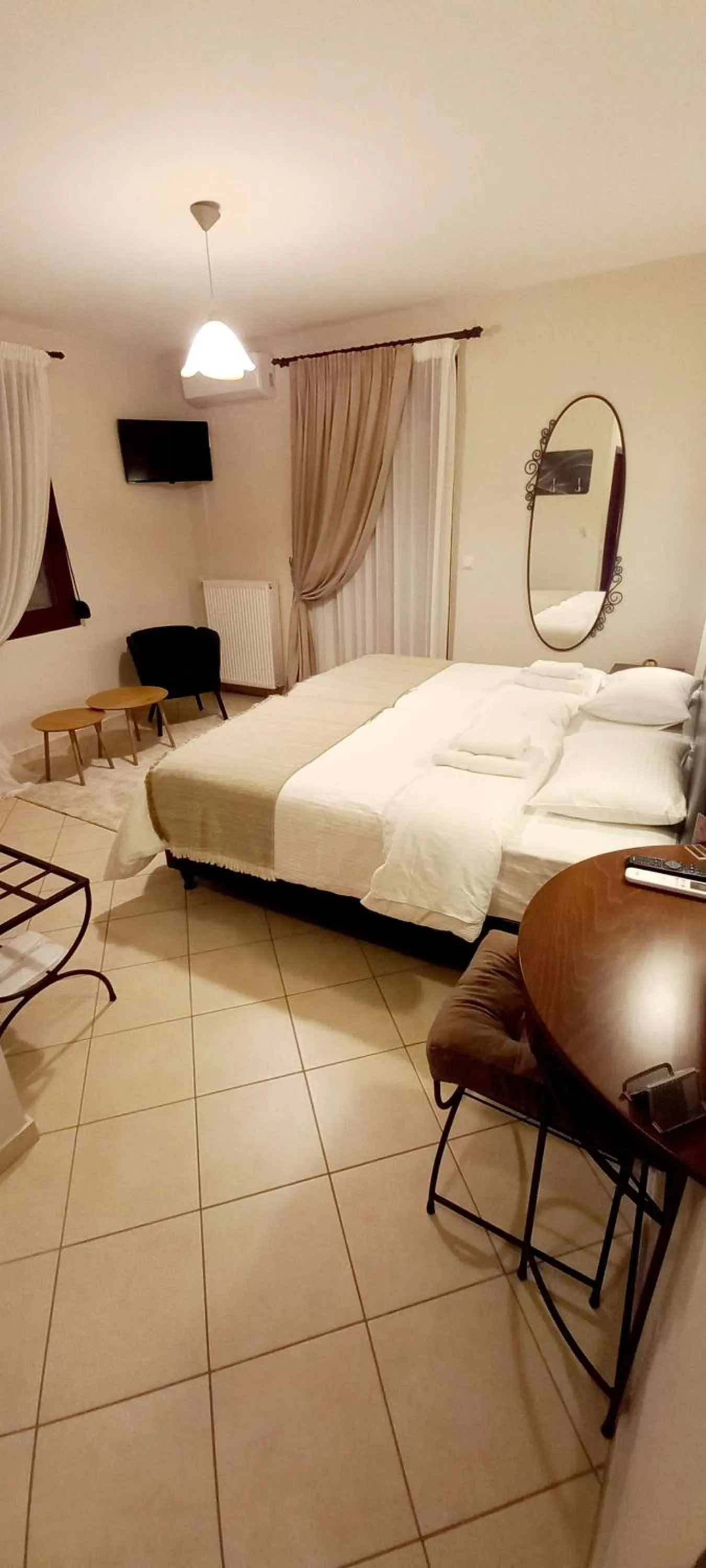 Photo of the whole room, Bed in Anesis