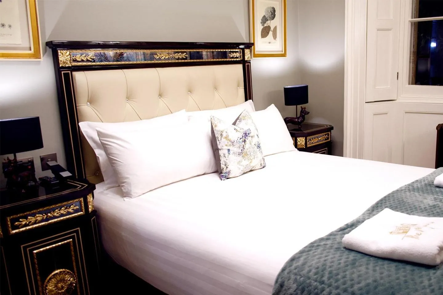 Bedroom, Bed in Weston Manor Hotel