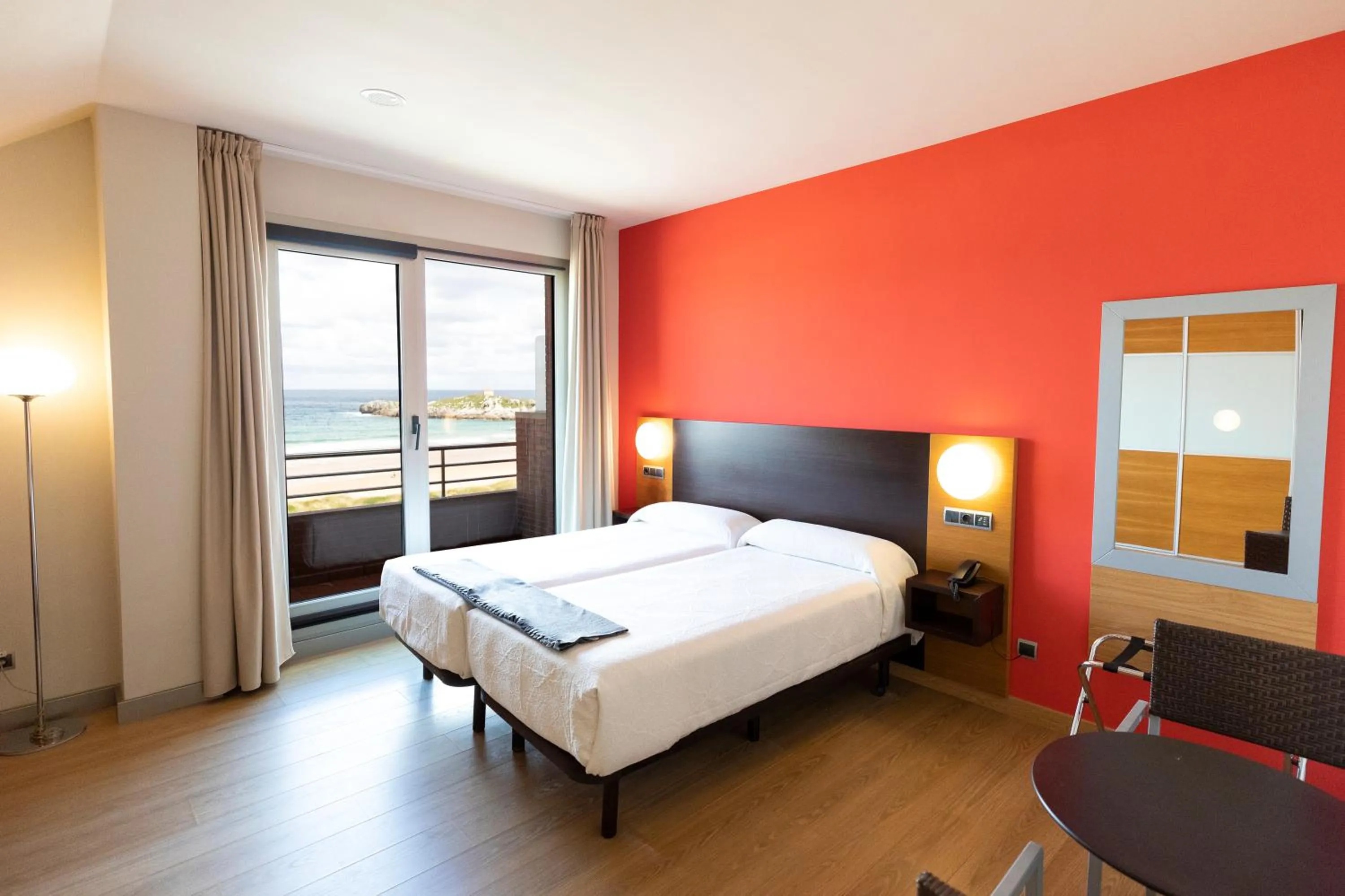 Bedroom, Bed in Hotel Marítimo Ris con garaje