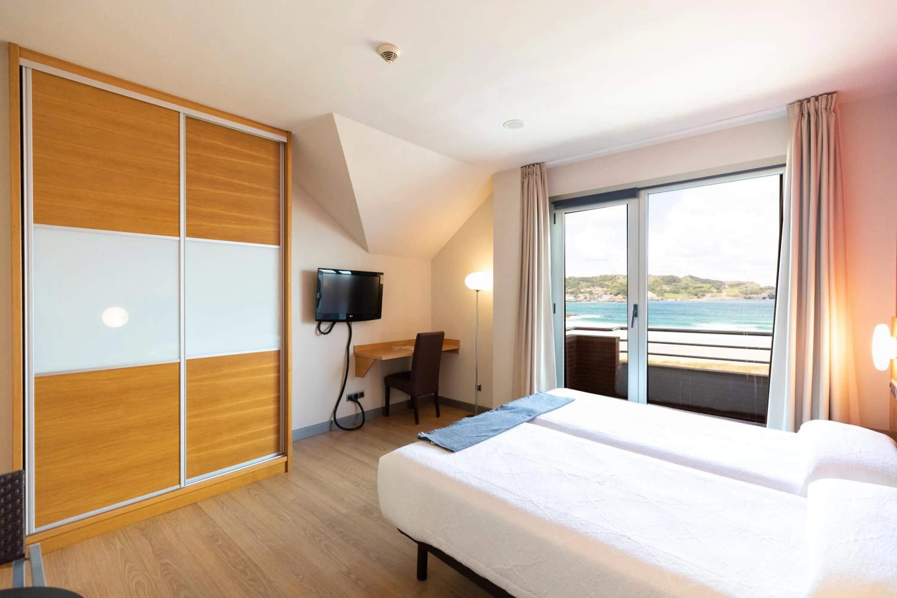 Bedroom, Bed in Hotel Marítimo Ris con garaje