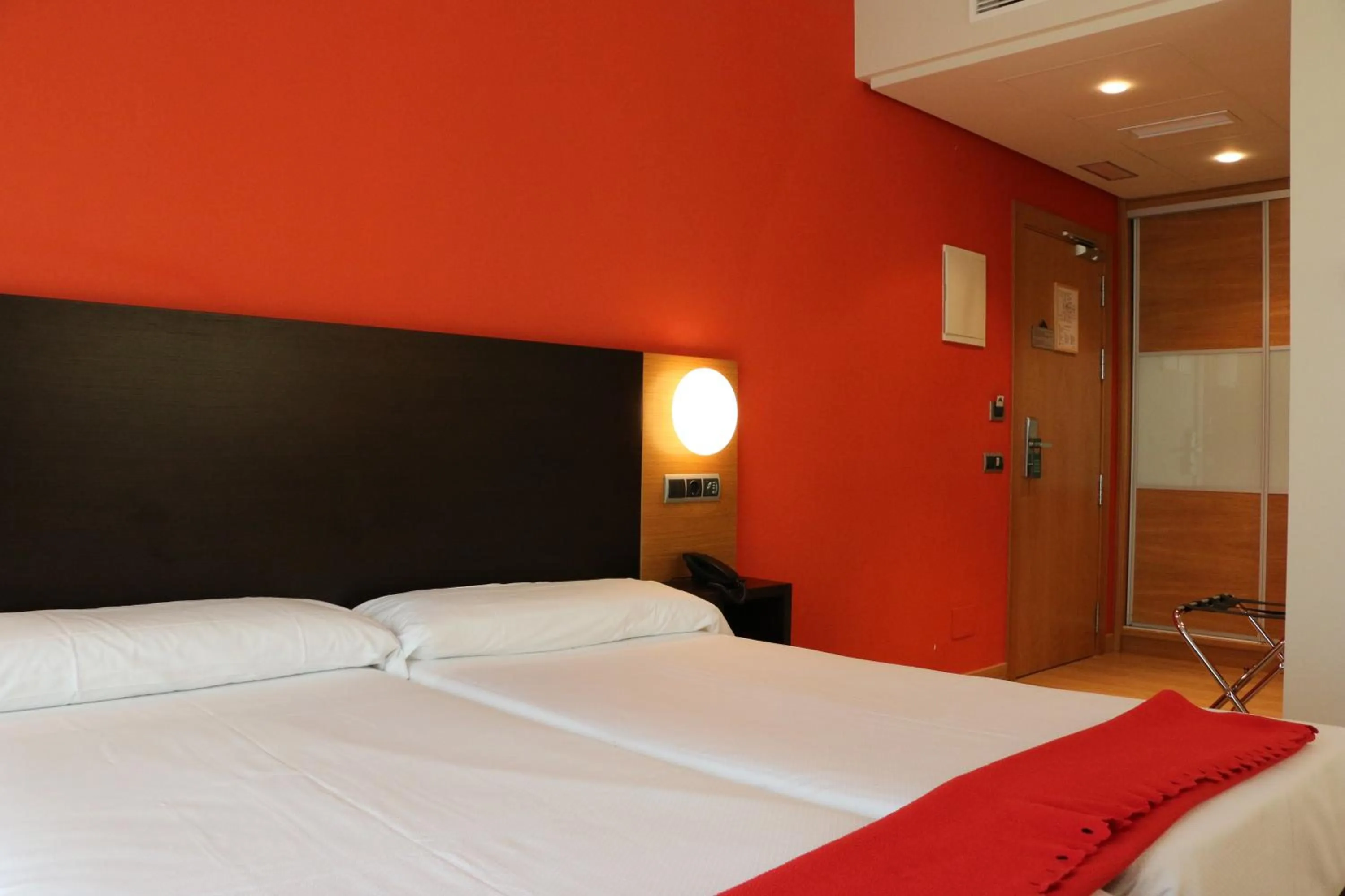 Bedroom, Bed in Hotel Marítimo Ris con garaje