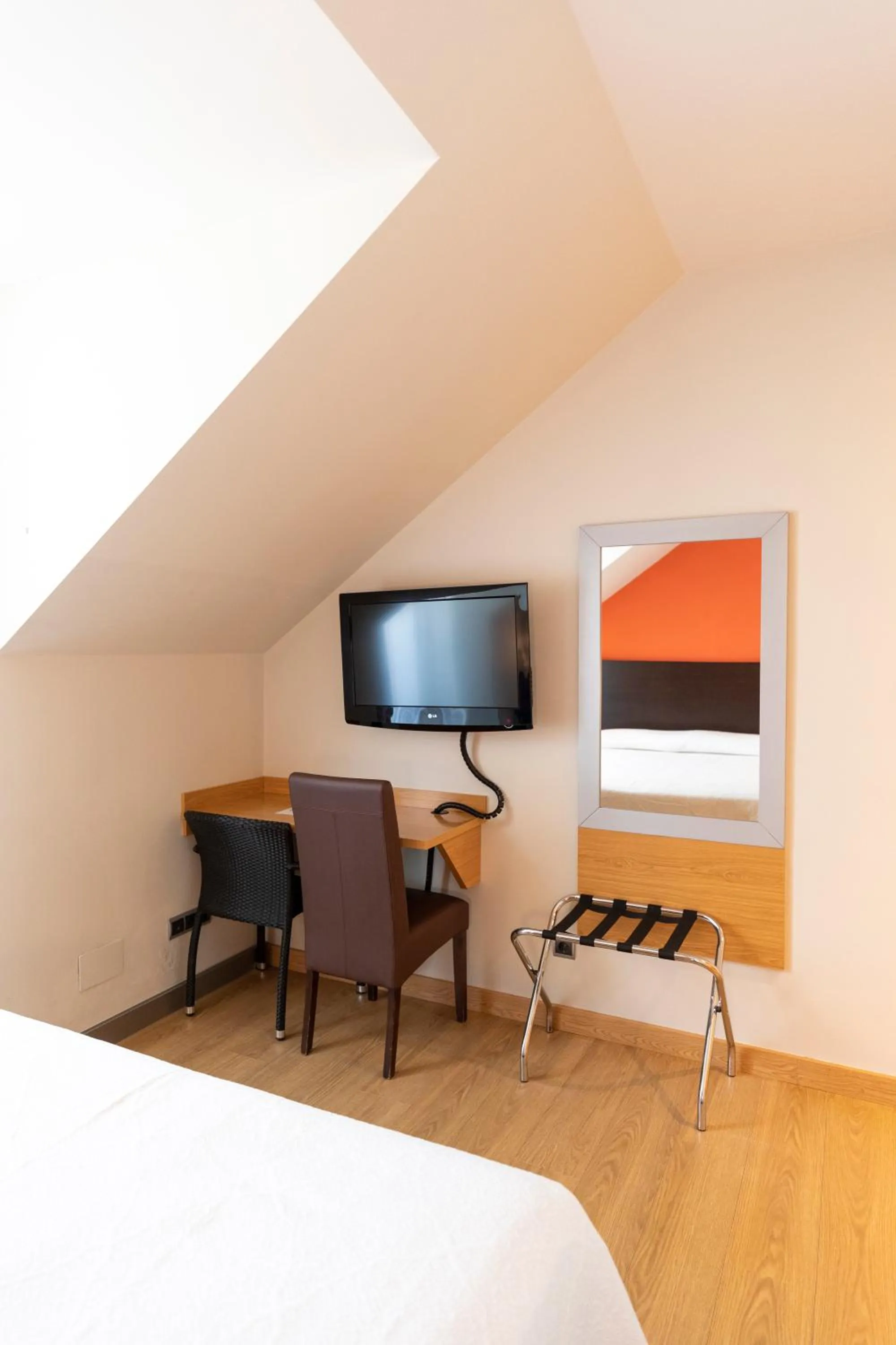 Seating area, Bed in Hotel Marítimo Ris con garaje