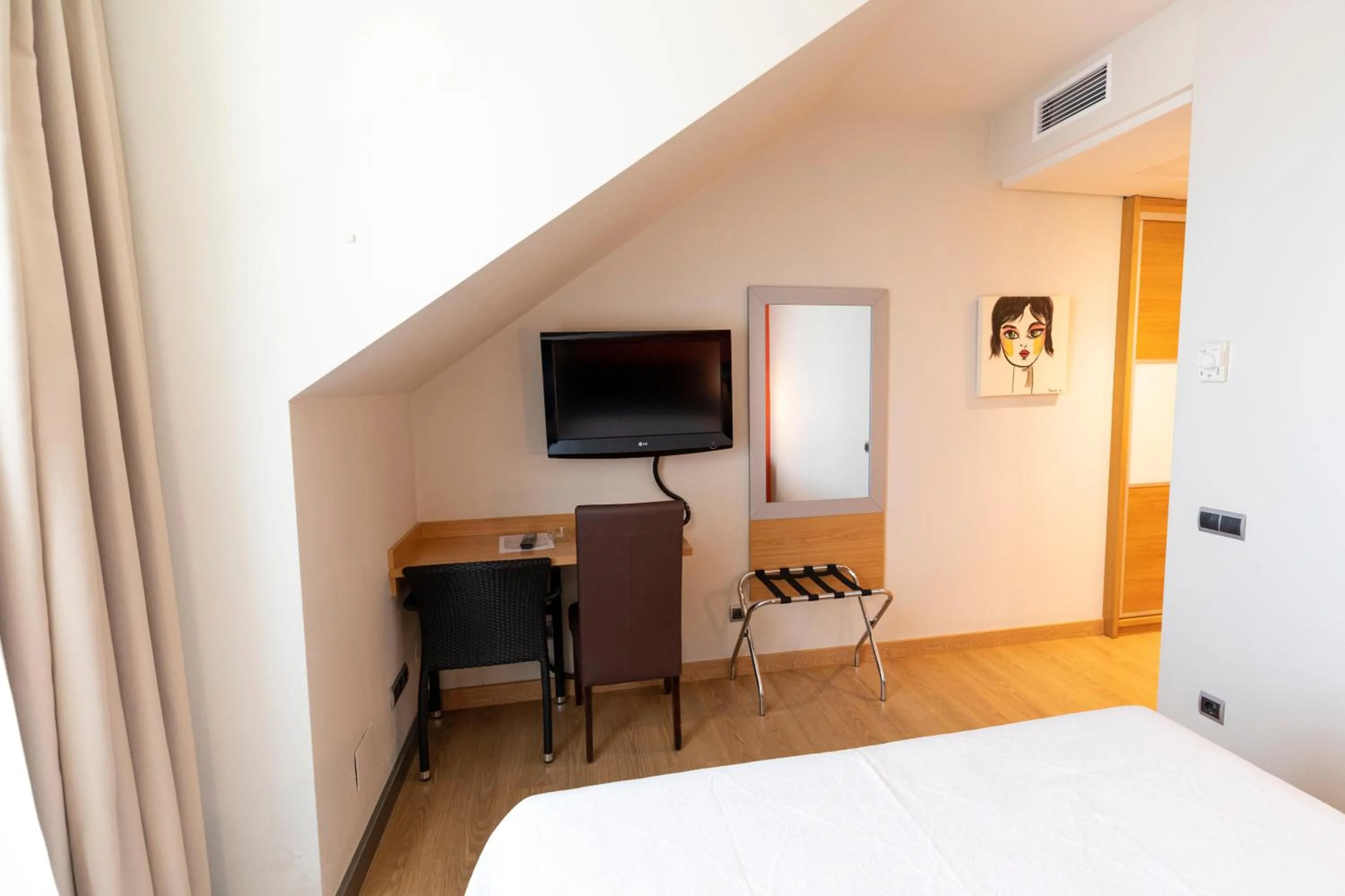 Bedroom, Bed in Hotel Marítimo Ris con garaje