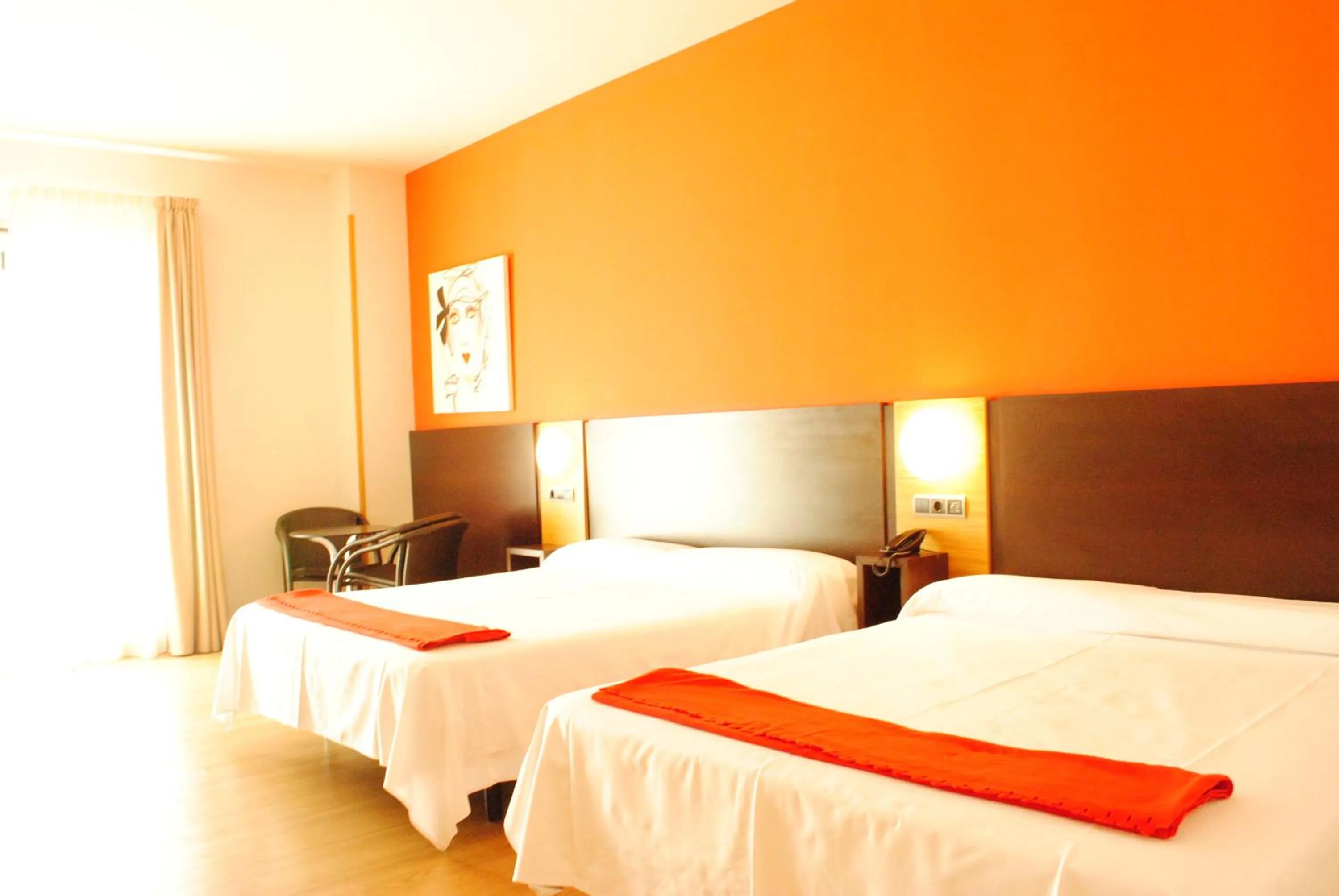 Bedroom, Bed in Hotel Marítimo Ris con garaje