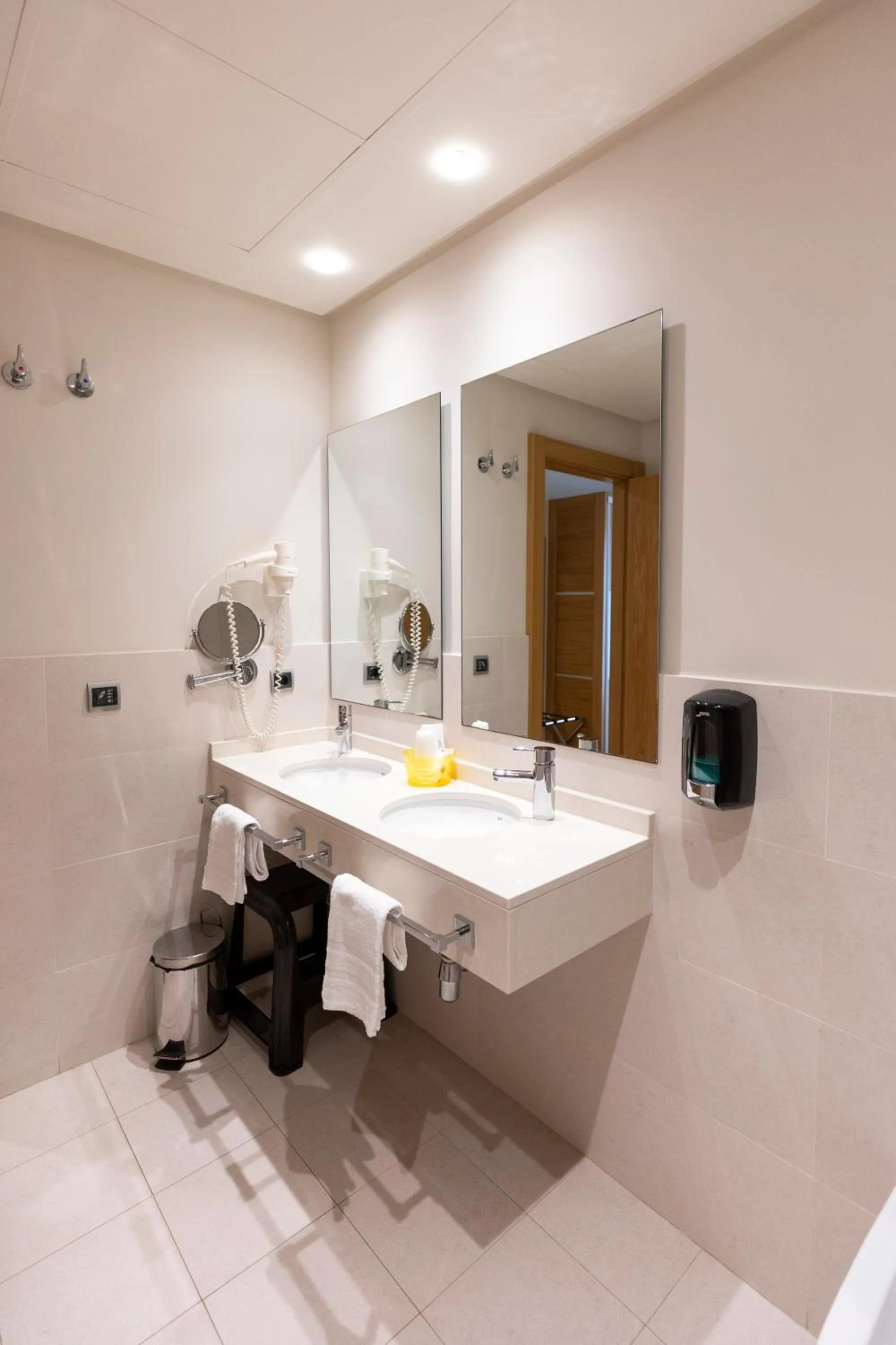 Bathroom in Hotel Marítimo Ris con garaje