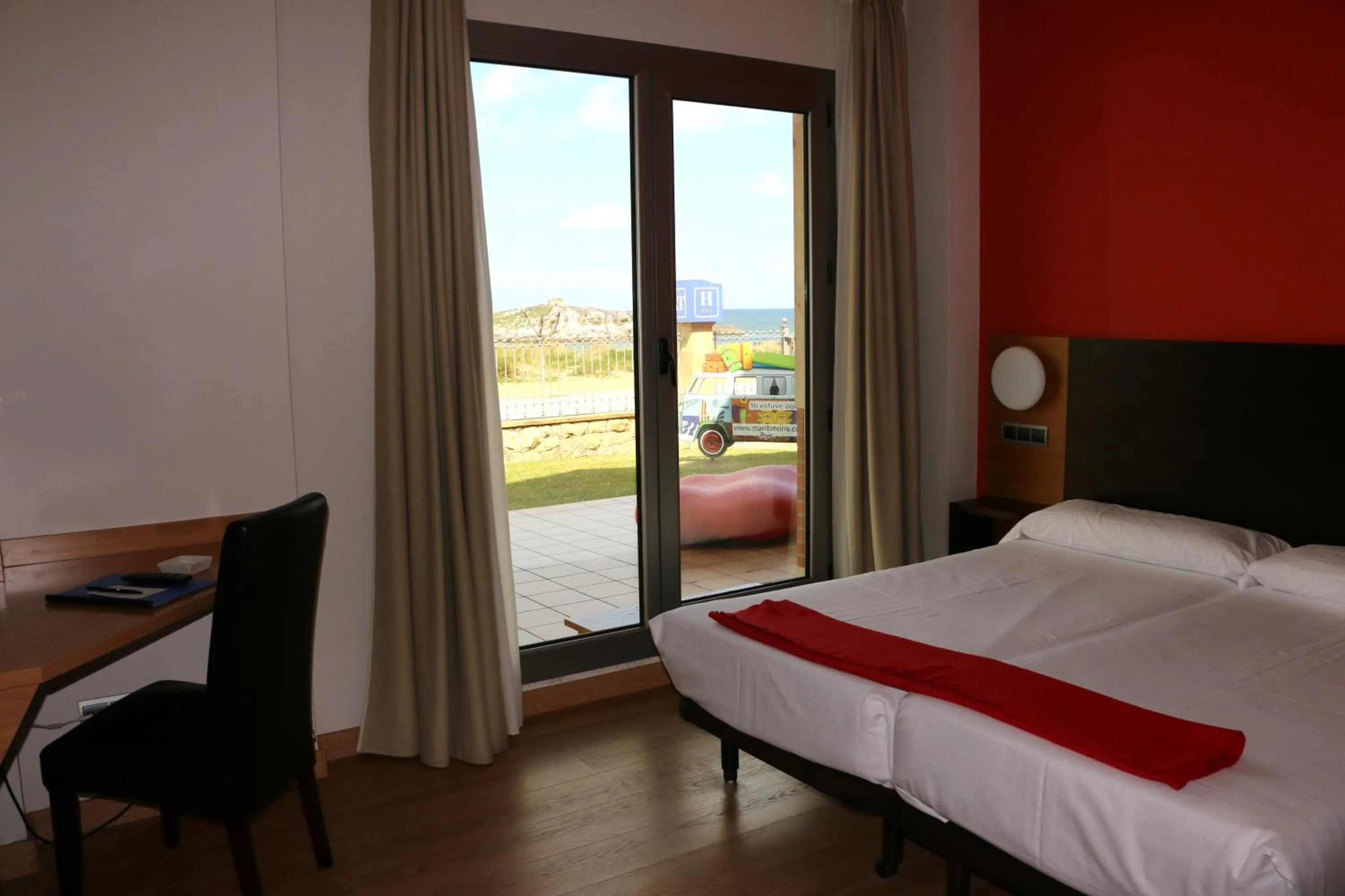 Bedroom, Bed in Hotel Marítimo Ris con garaje