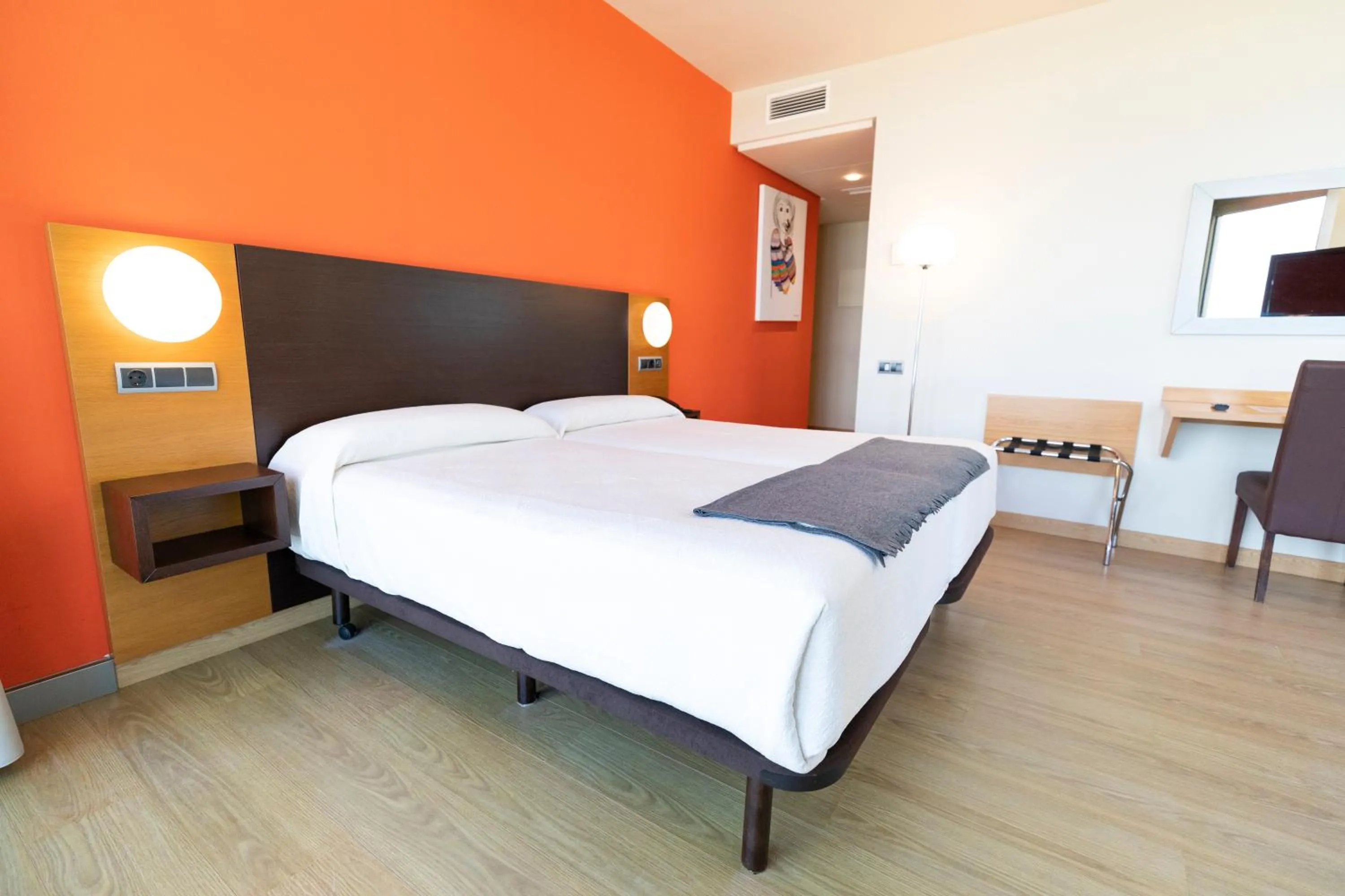 Bedroom, Bed in Hotel Marítimo Ris con garaje