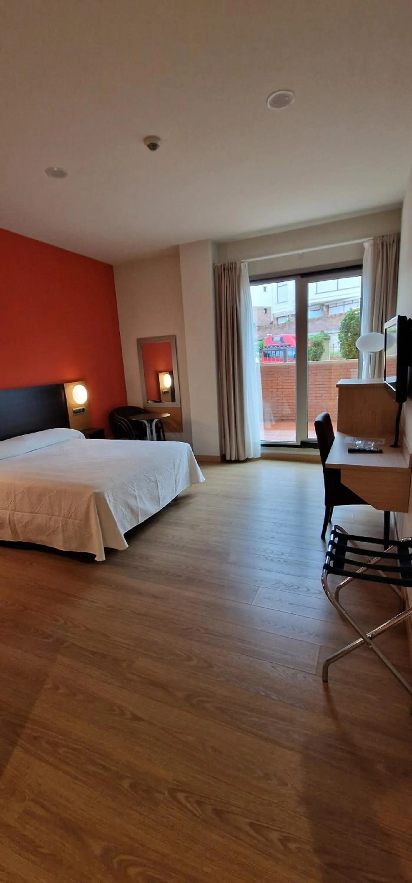 Bedroom, Bed in Hotel Marítimo Ris con garaje