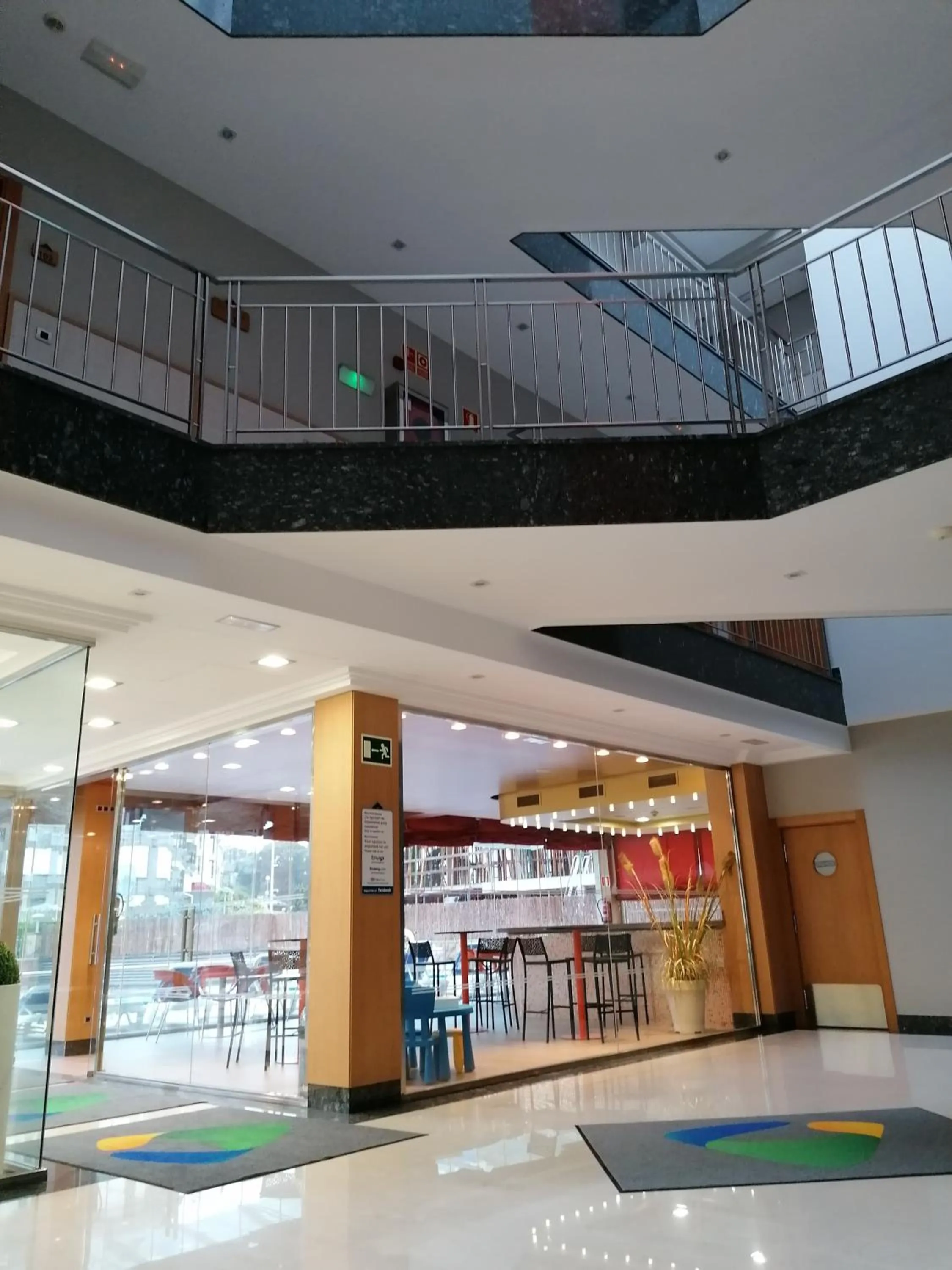 Lounge or bar in Hotel Marítimo Ris con garaje