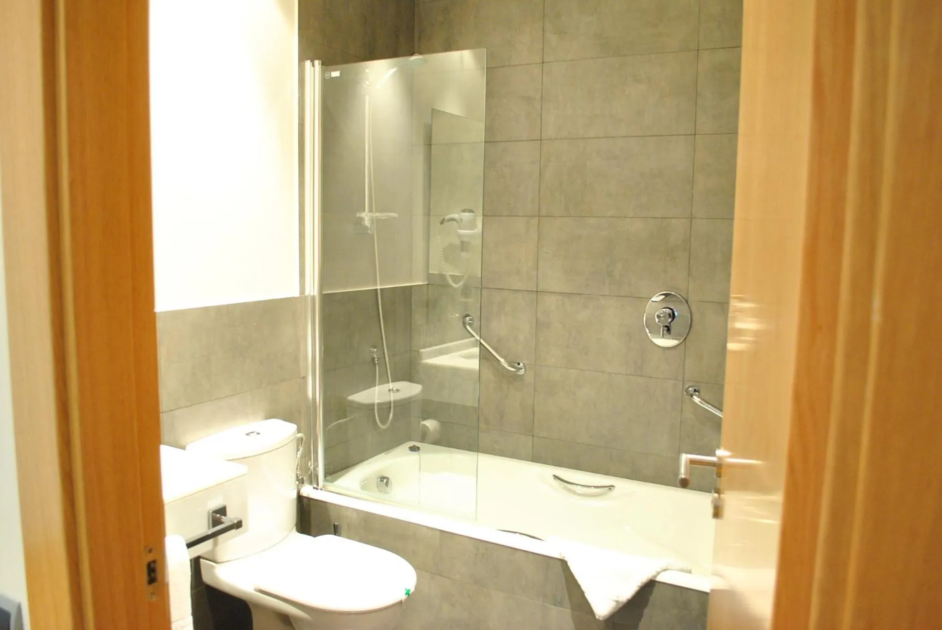 Bathroom in Hotel Marítimo Ris con garaje