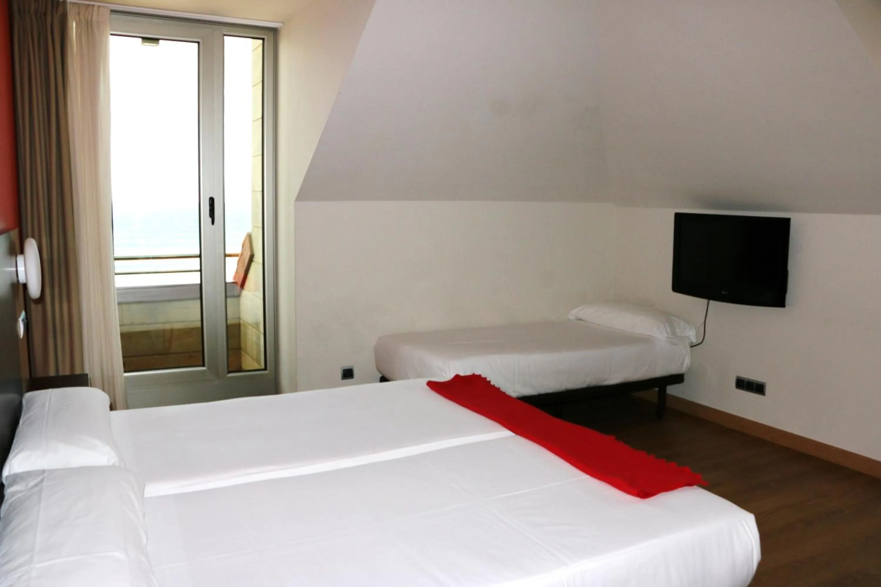 Bedroom, Bed in Hotel Marítimo Ris con garaje