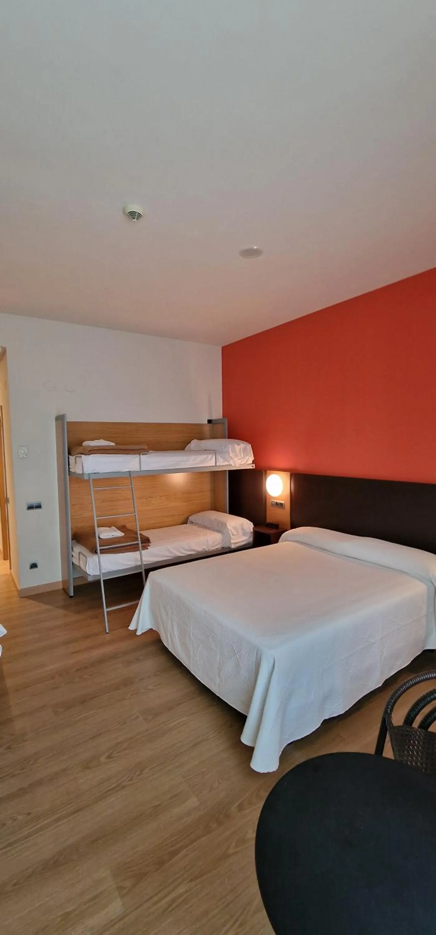 Bedroom, Bed in Hotel Marítimo Ris con garaje