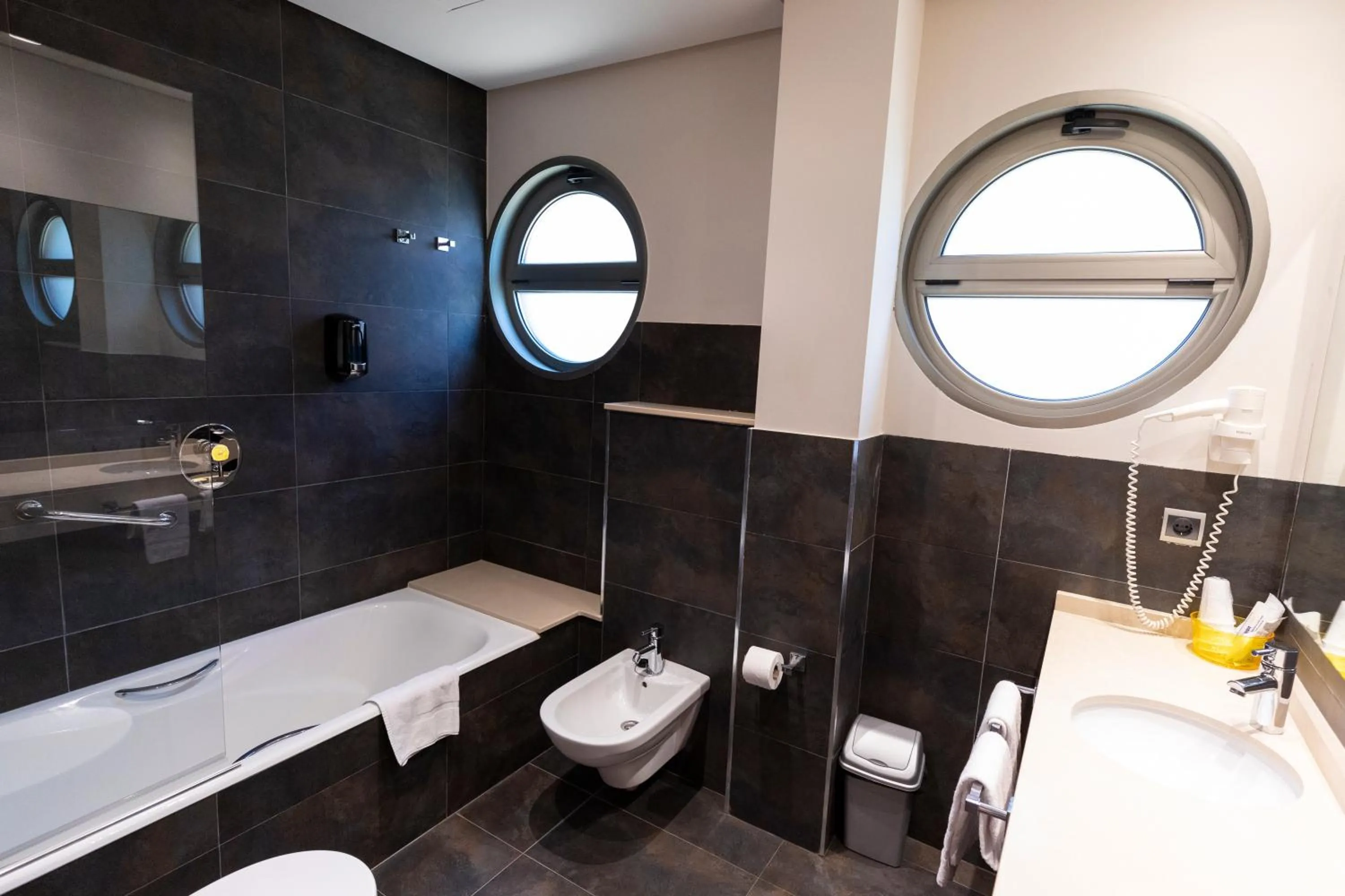 Bathroom in Hotel Marítimo Ris con garaje