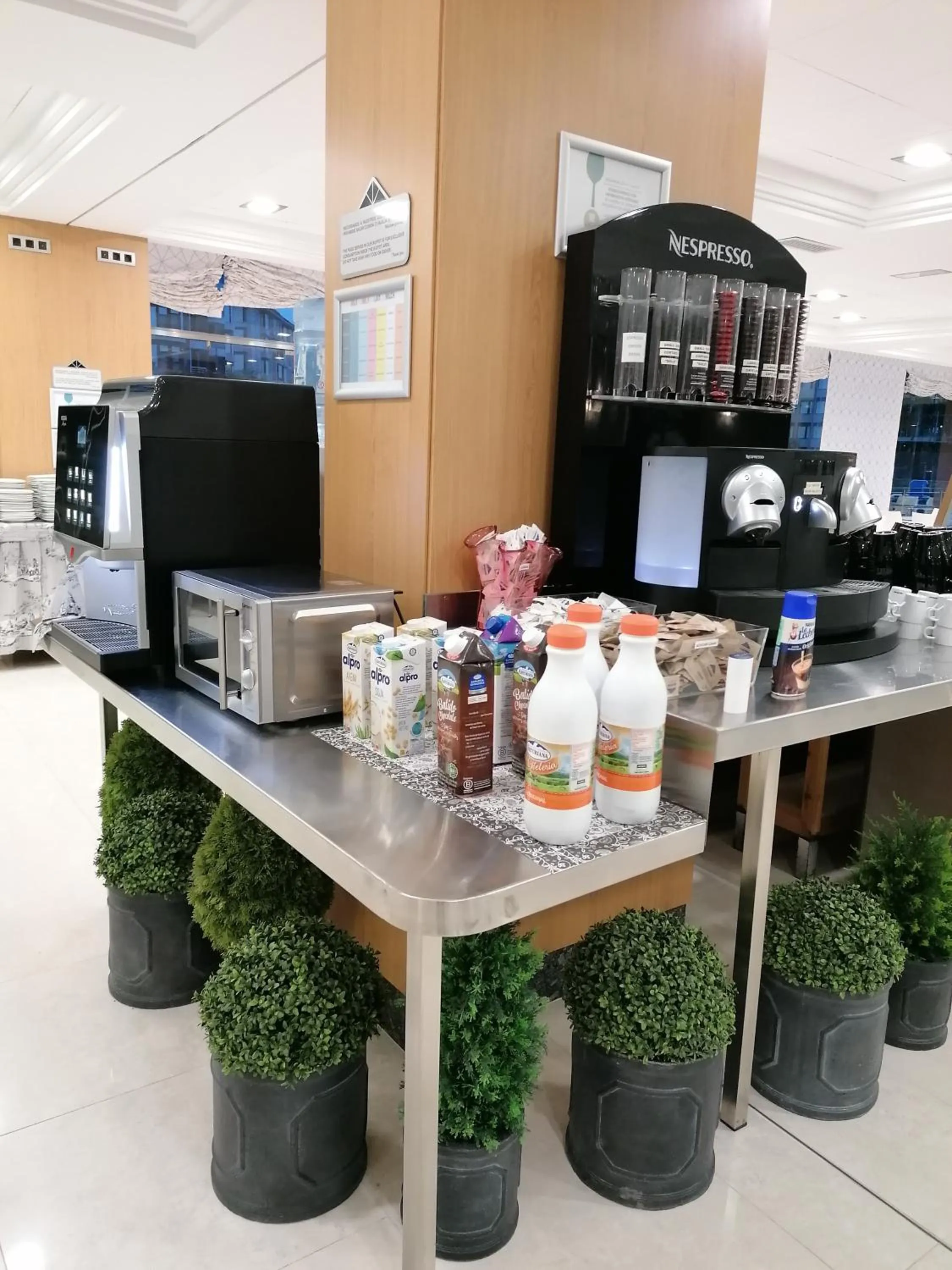 Buffet breakfast in Hotel Marítimo Ris con garaje