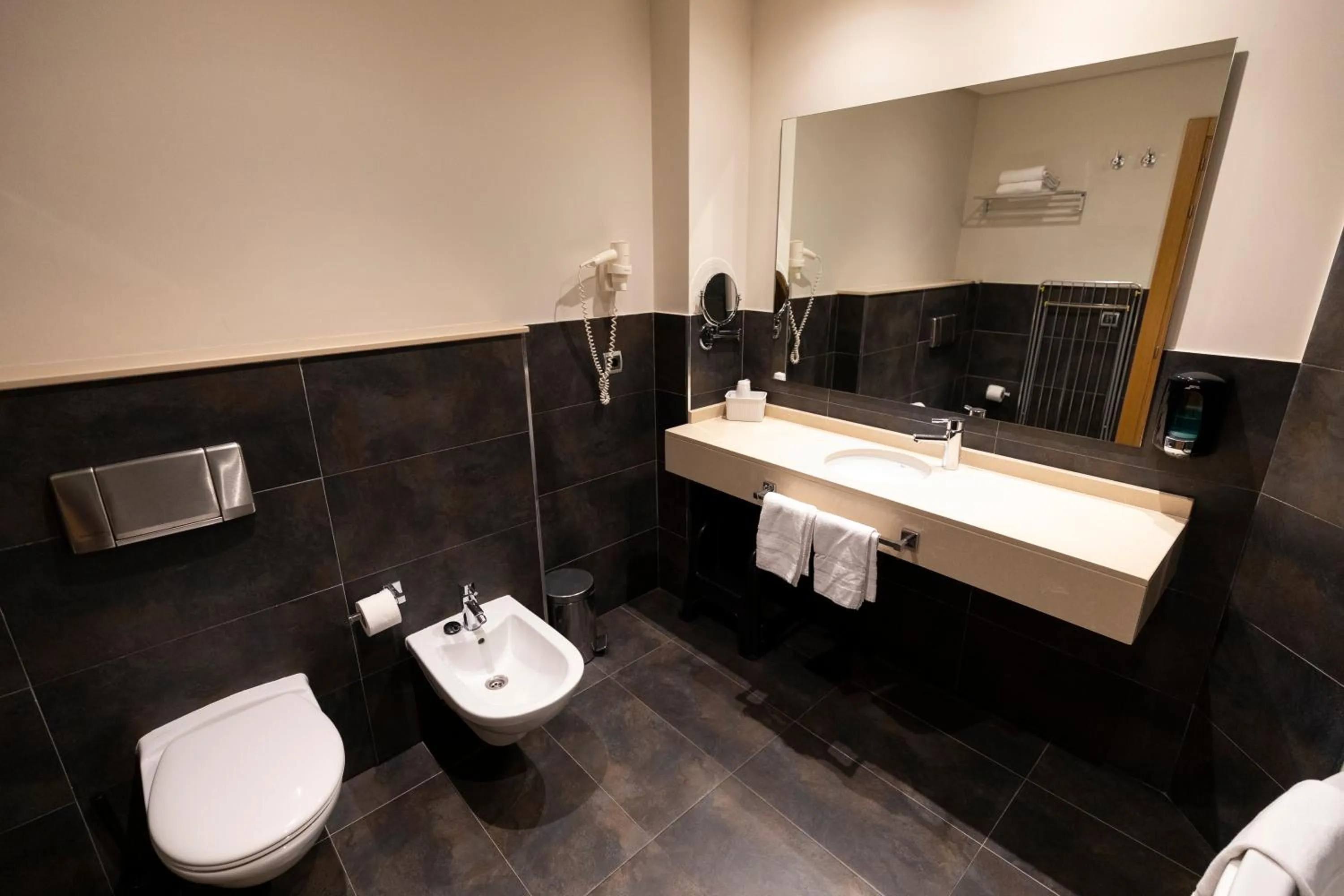 Bathroom in Hotel Marítimo Ris con garaje