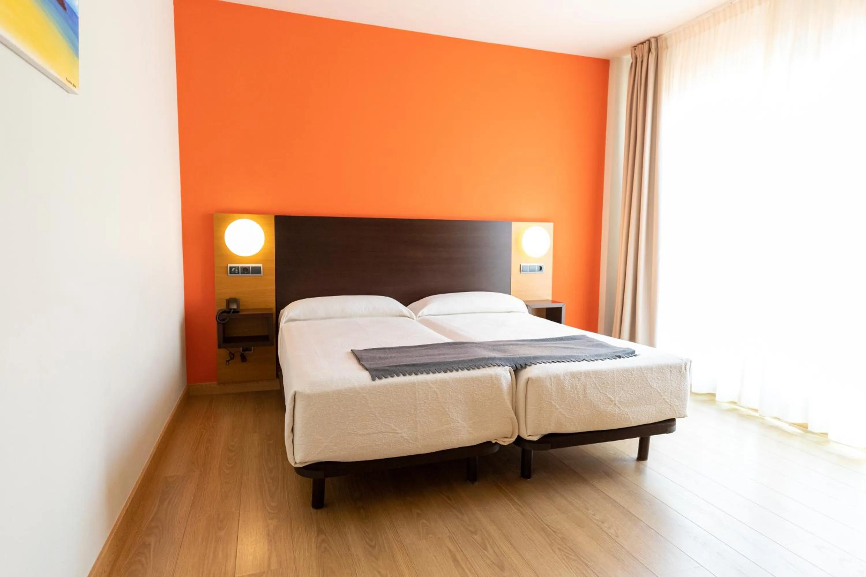 Bedroom, Bed in Hotel Marítimo Ris con garaje