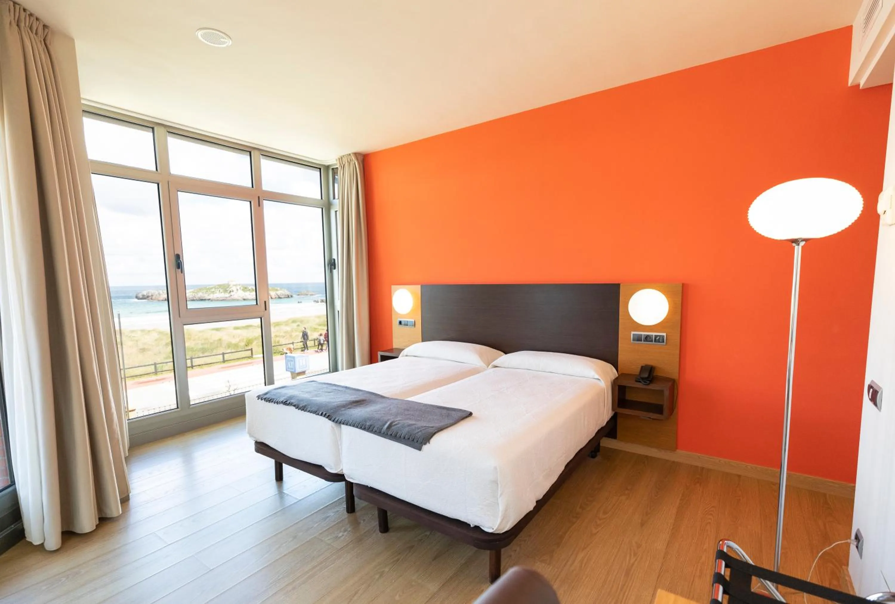 Photo of the whole room, Bed in Hotel Marítimo Ris con garaje