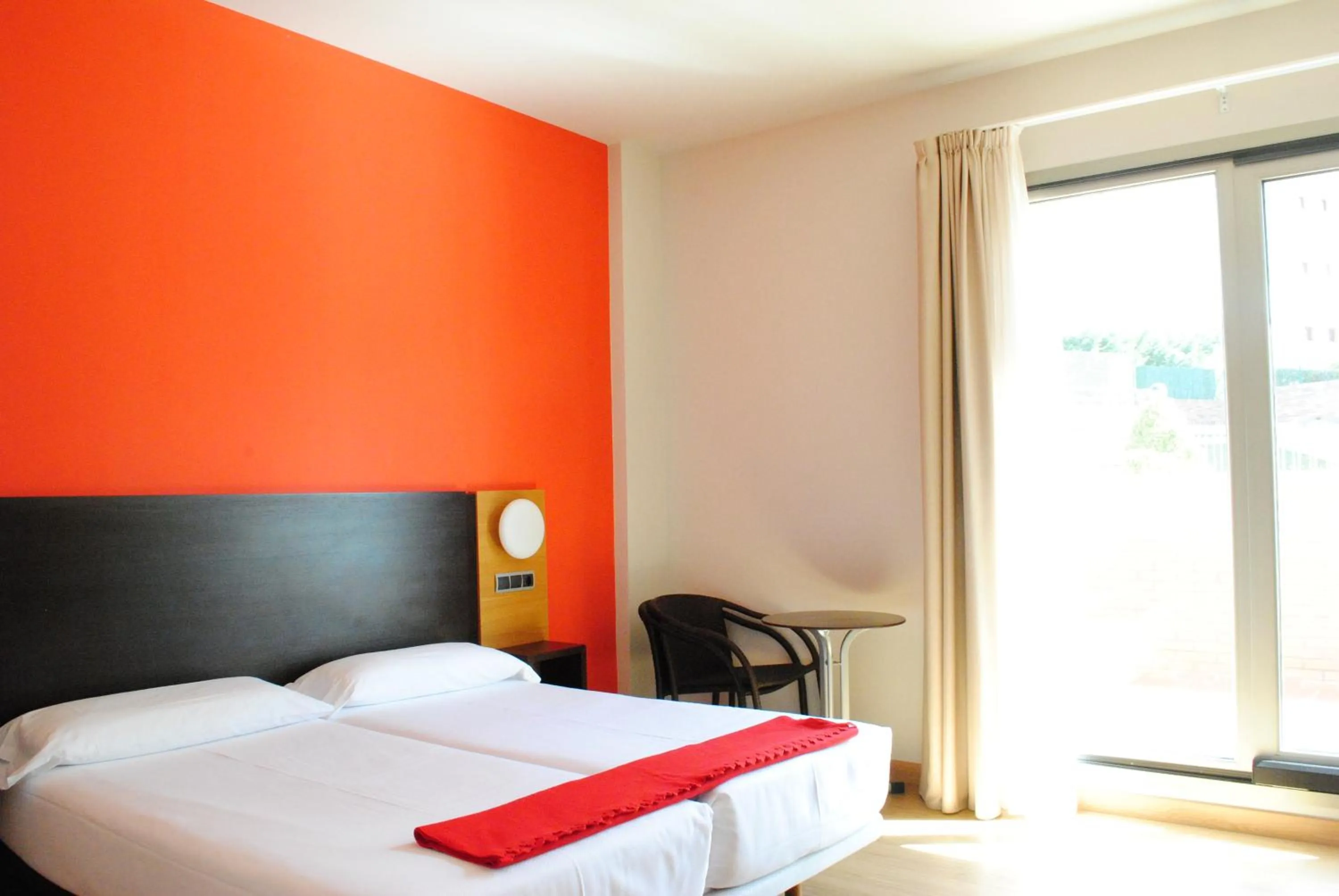 Bedroom, Bed in Hotel Marítimo Ris con garaje