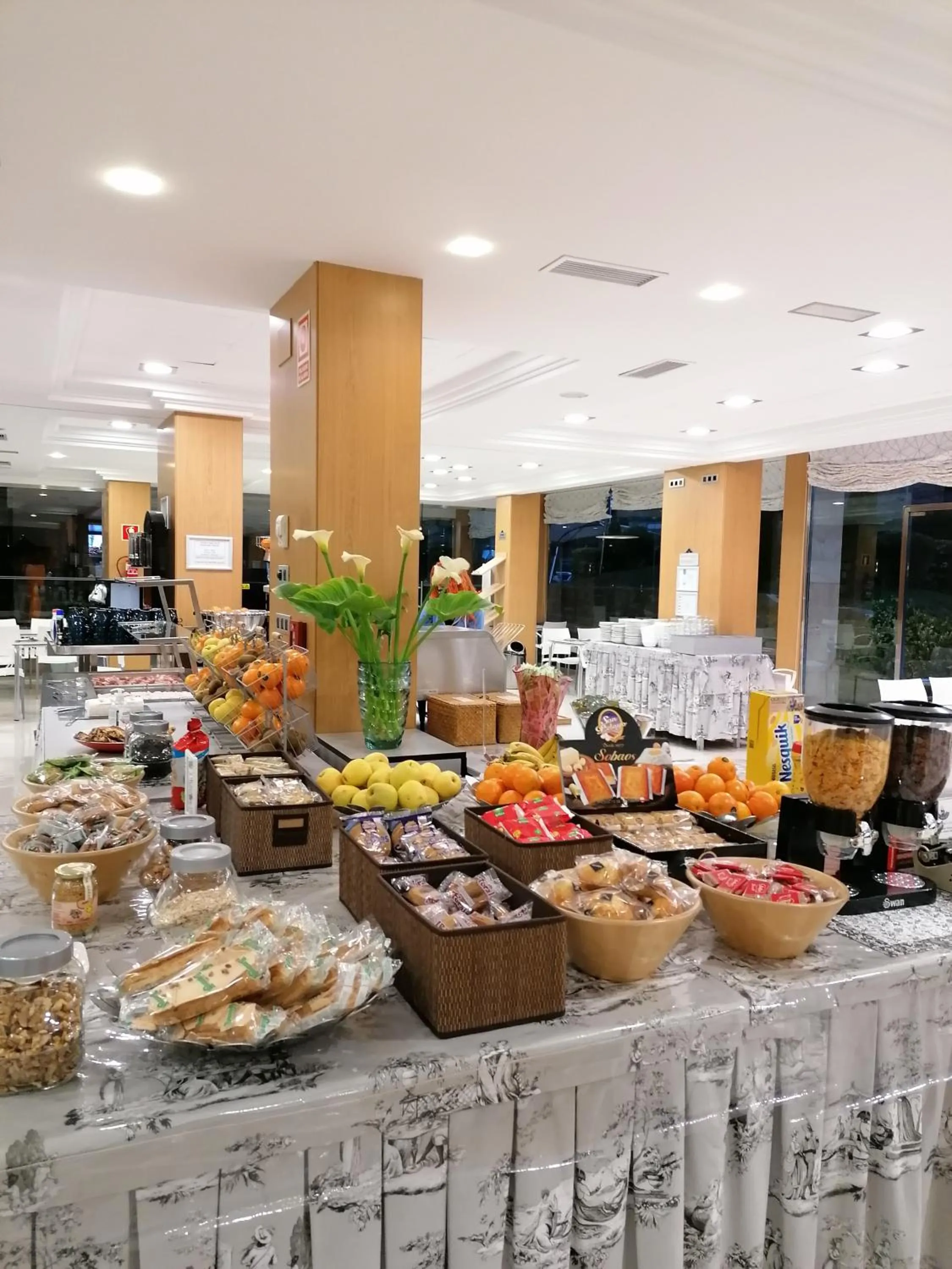 Buffet breakfast in Hotel Marítimo Ris con garaje