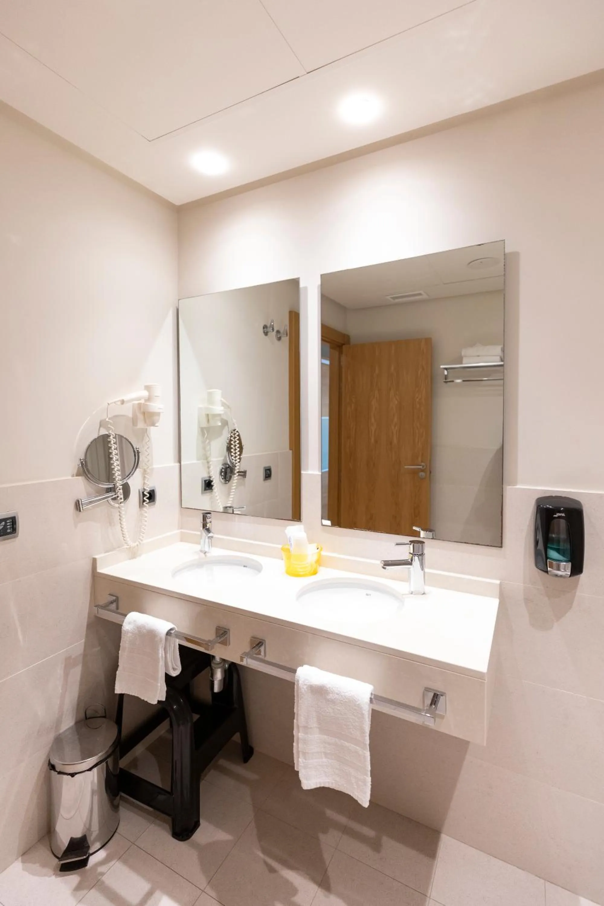 Bathroom in Hotel Marítimo Ris con garaje