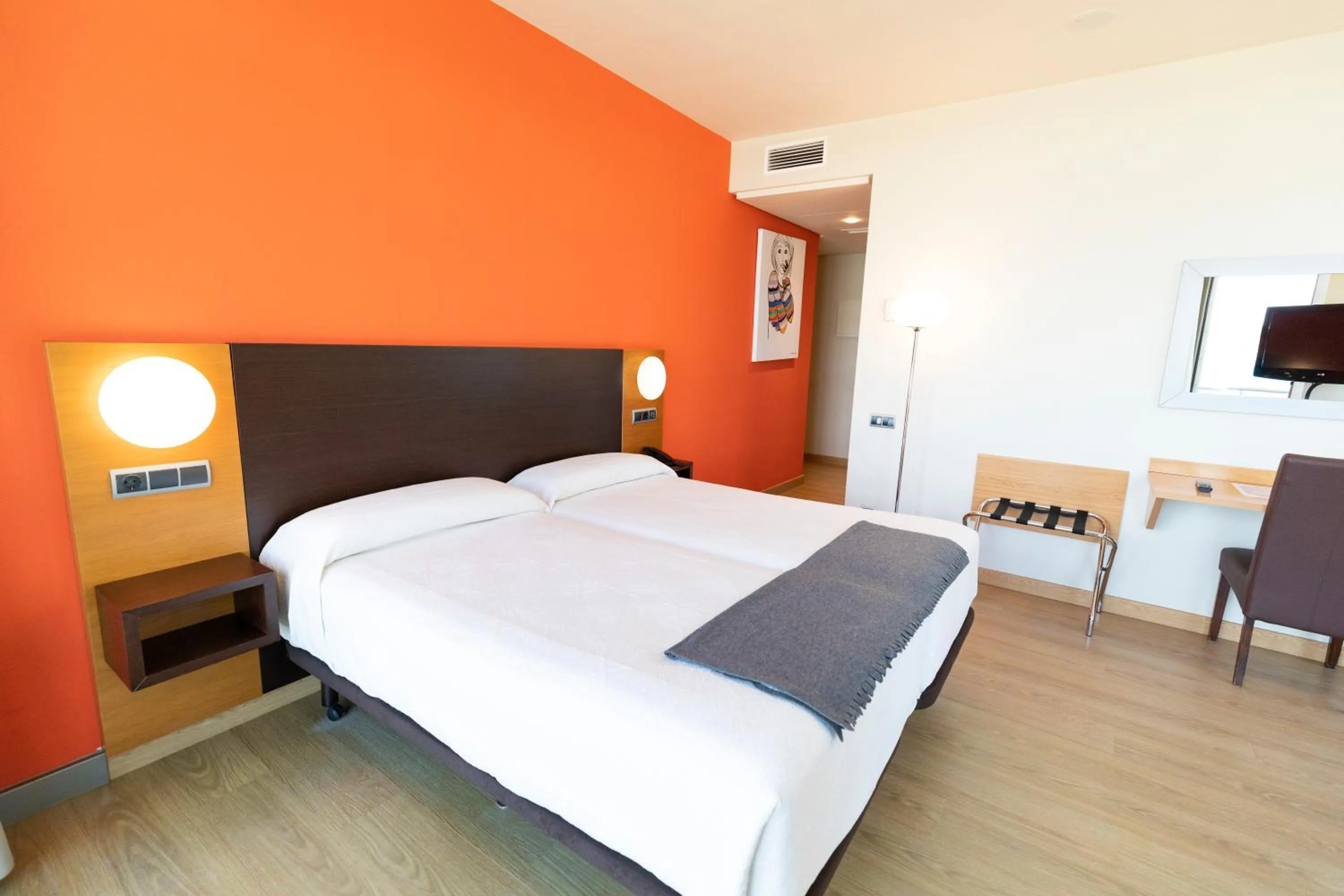 Bedroom, Bed in Hotel Marítimo Ris con garaje