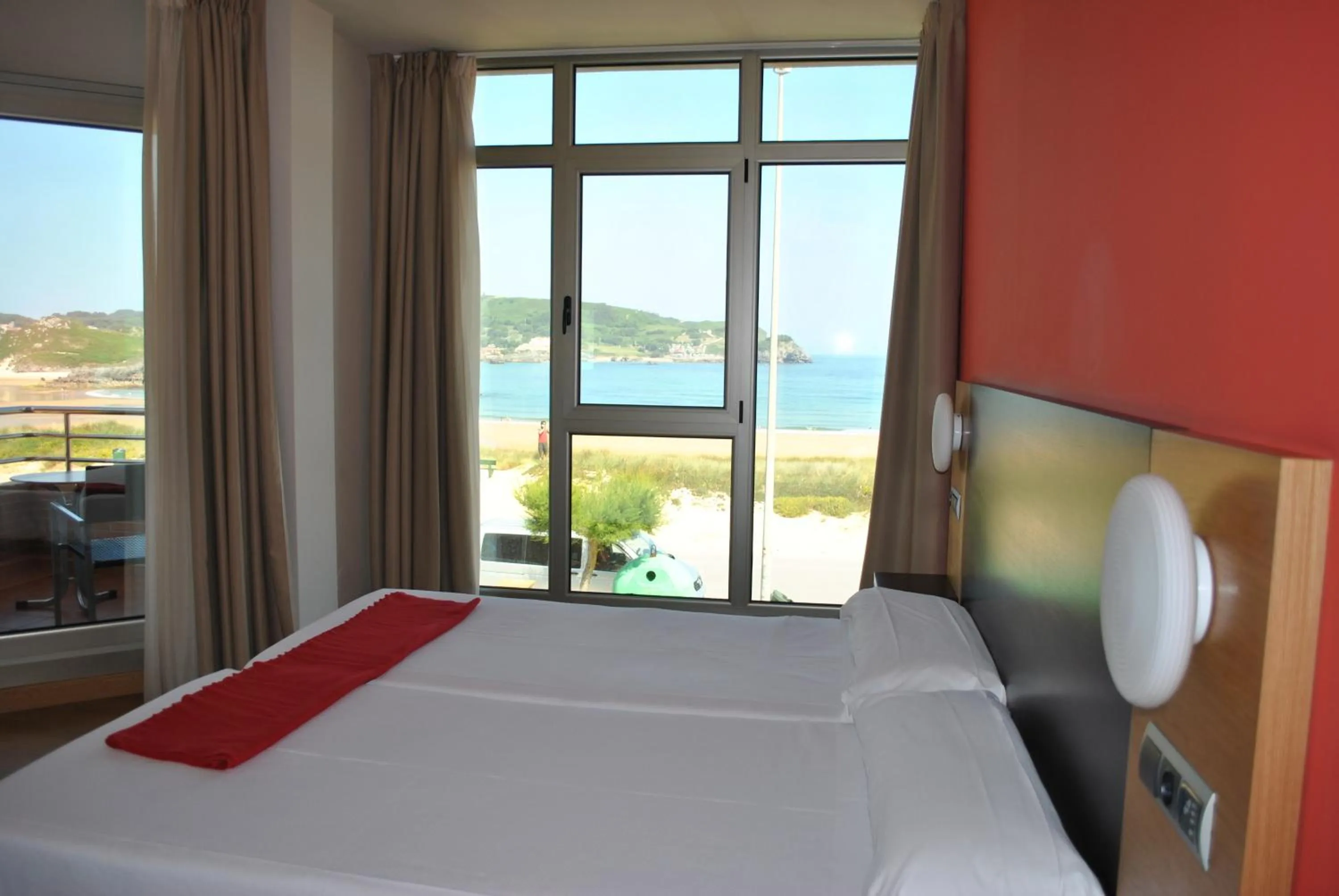 Photo of the whole room, Bed in Hotel Marítimo Ris con garaje