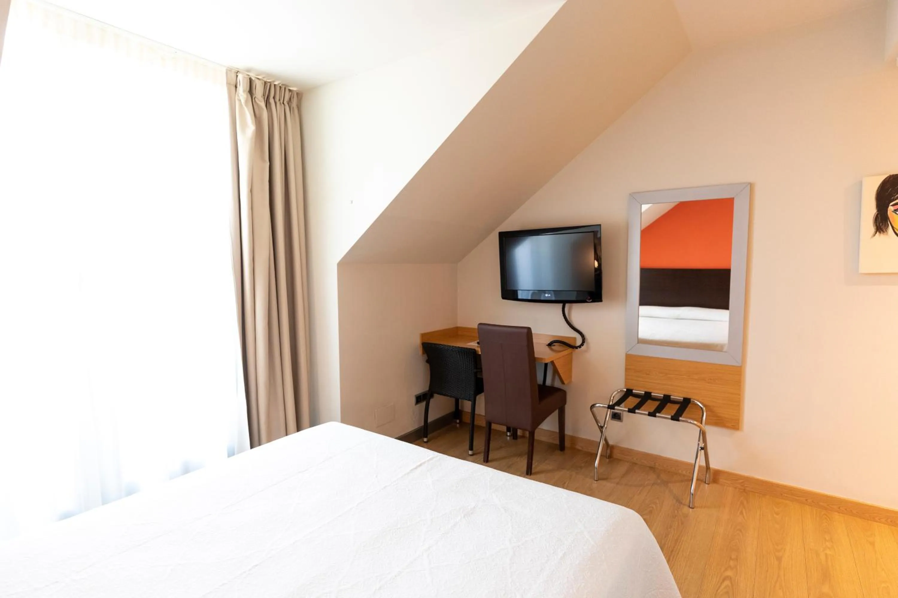 Bedroom, Bed in Hotel Marítimo Ris con garaje