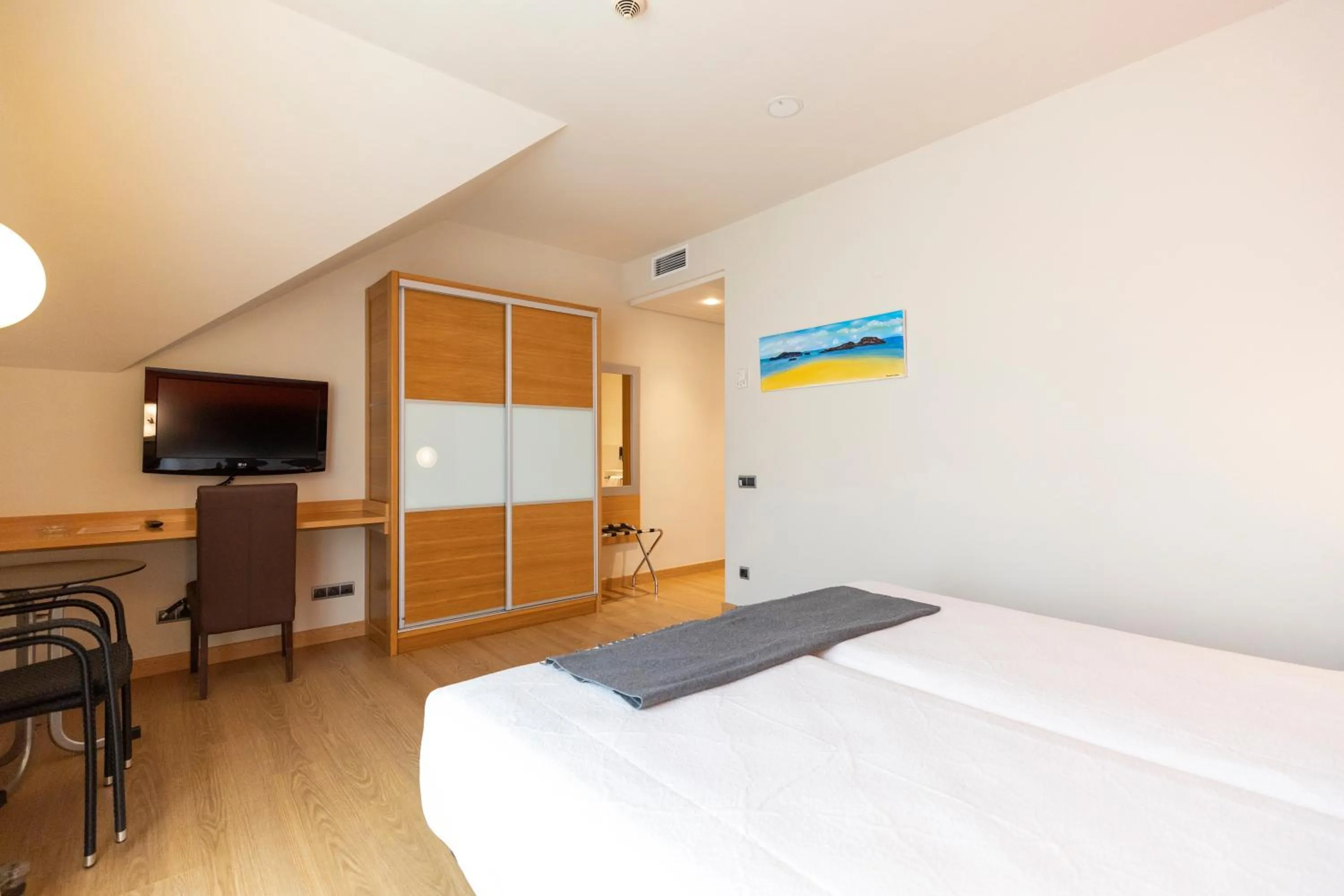 Bedroom, Bed in Hotel Marítimo Ris con garaje