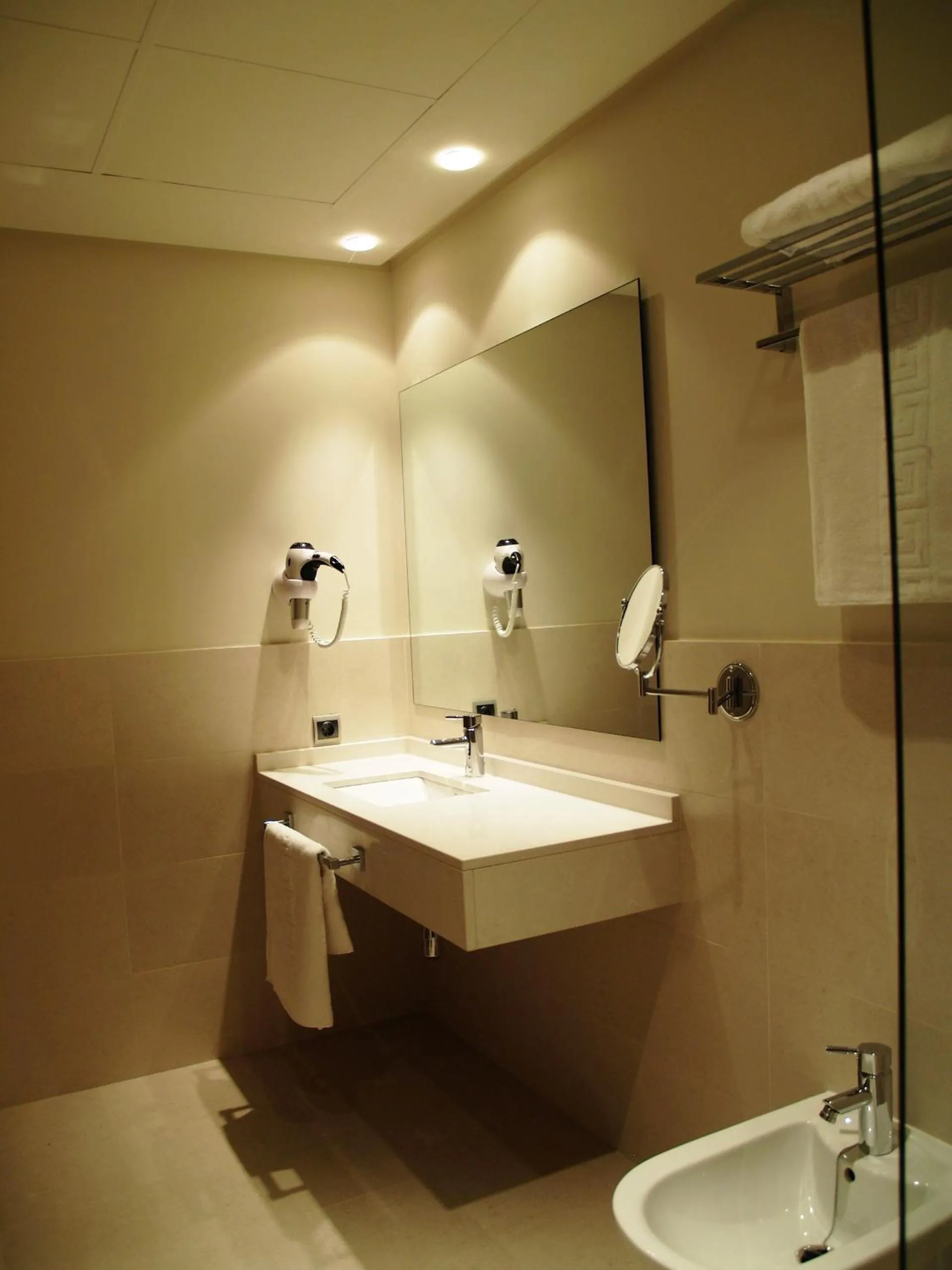 Bathroom in Hotel Marítimo Ris con garaje