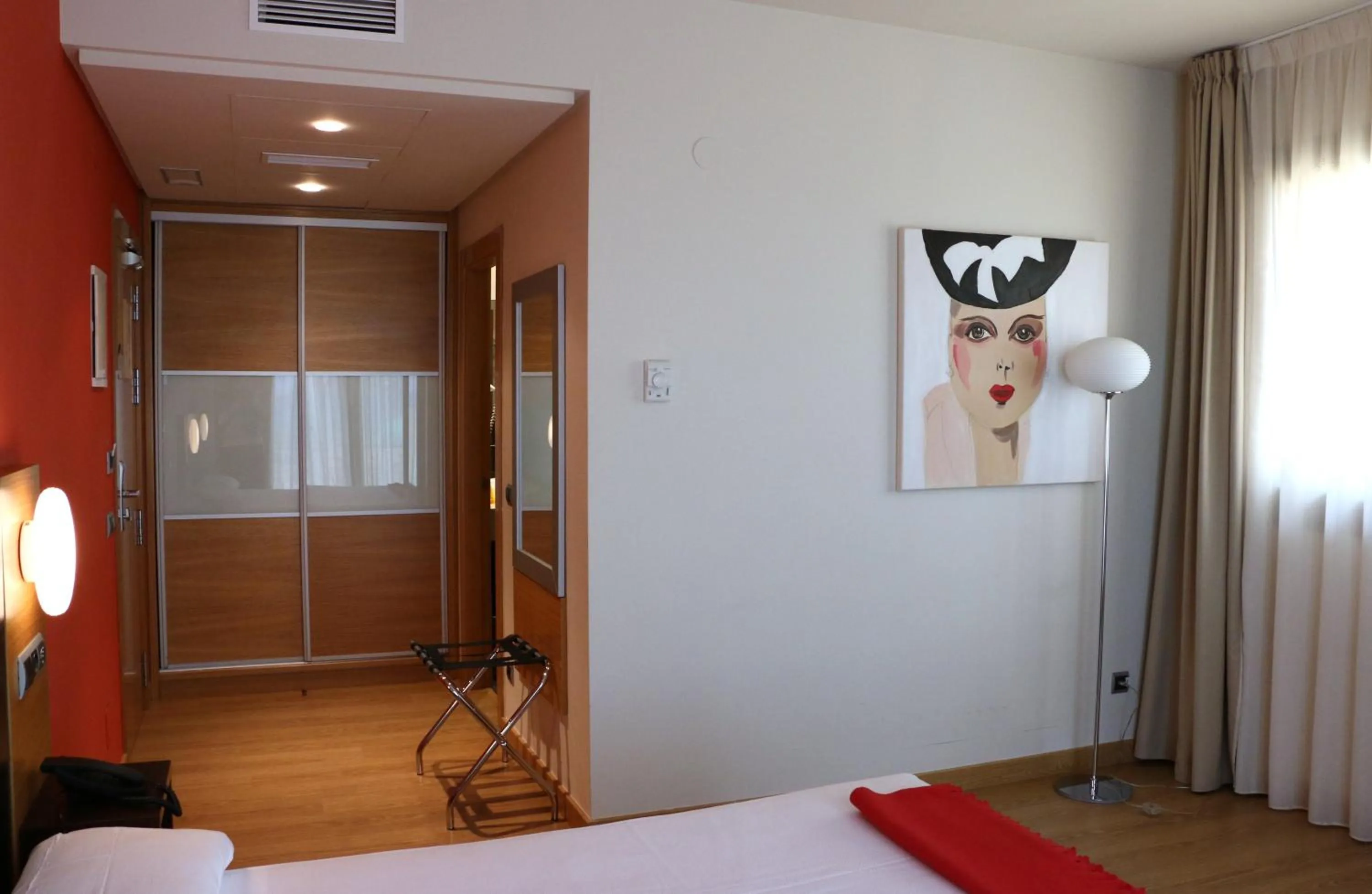 Bedroom, Bed in Hotel Marítimo Ris con garaje