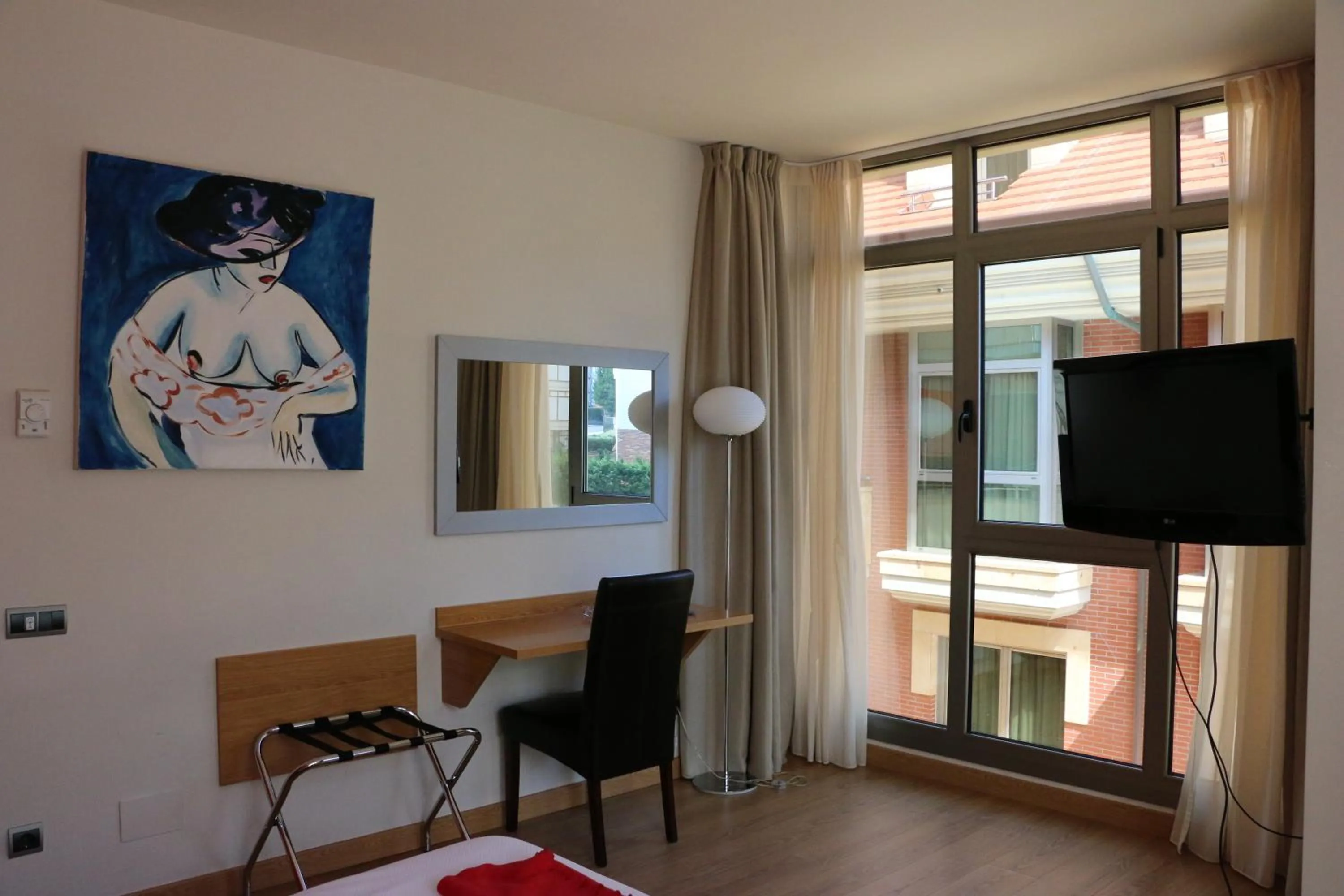 TV and multimedia in Hotel Marítimo Ris con garaje