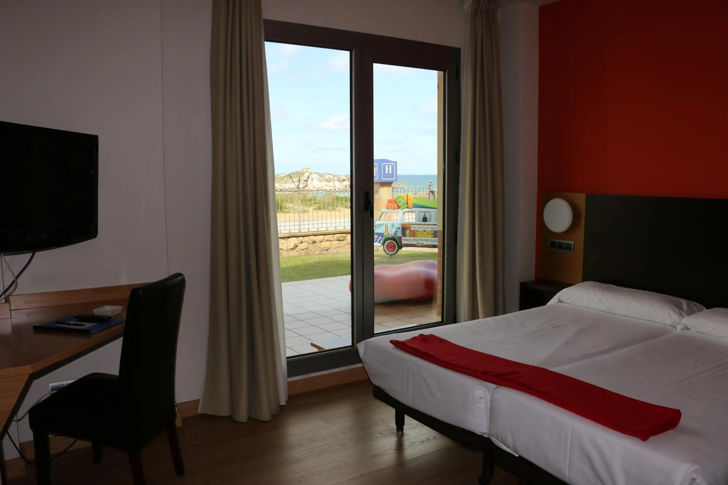 Balcony/Terrace, Bed in Hotel Marítimo Ris con garaje