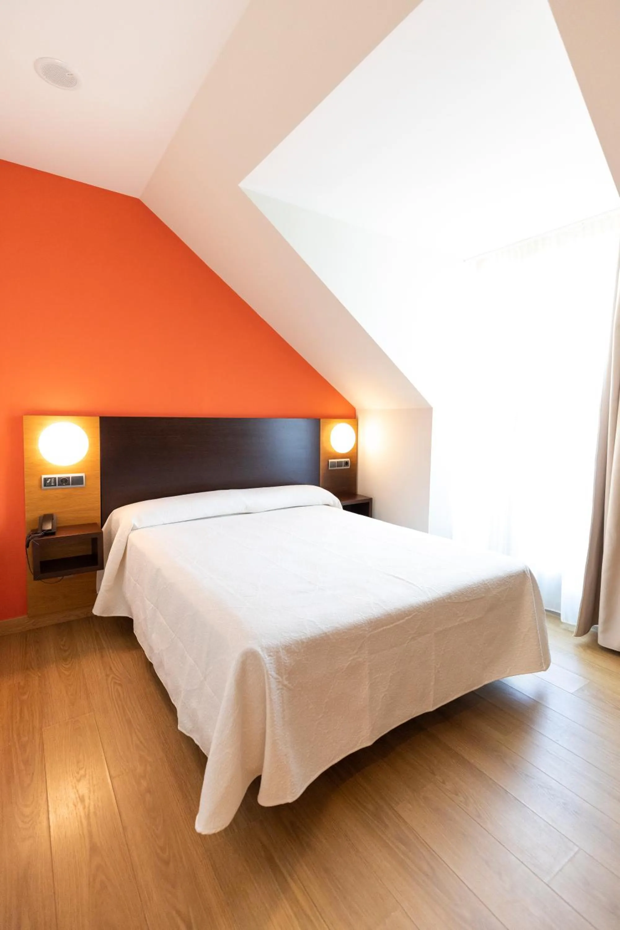 Bedroom, Bed in Hotel Marítimo Ris con garaje