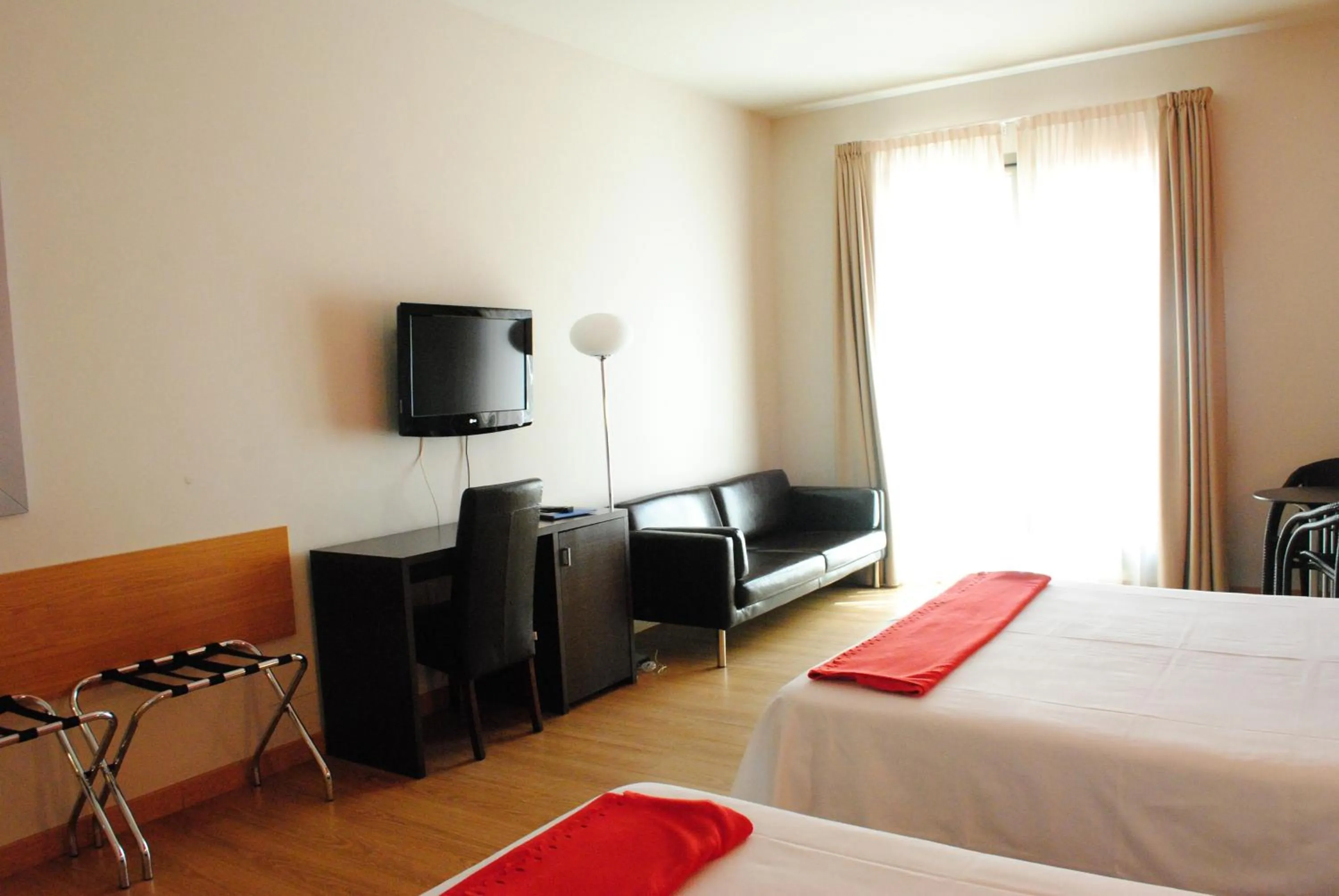 Bedroom, Bed in Hotel Marítimo Ris con garaje