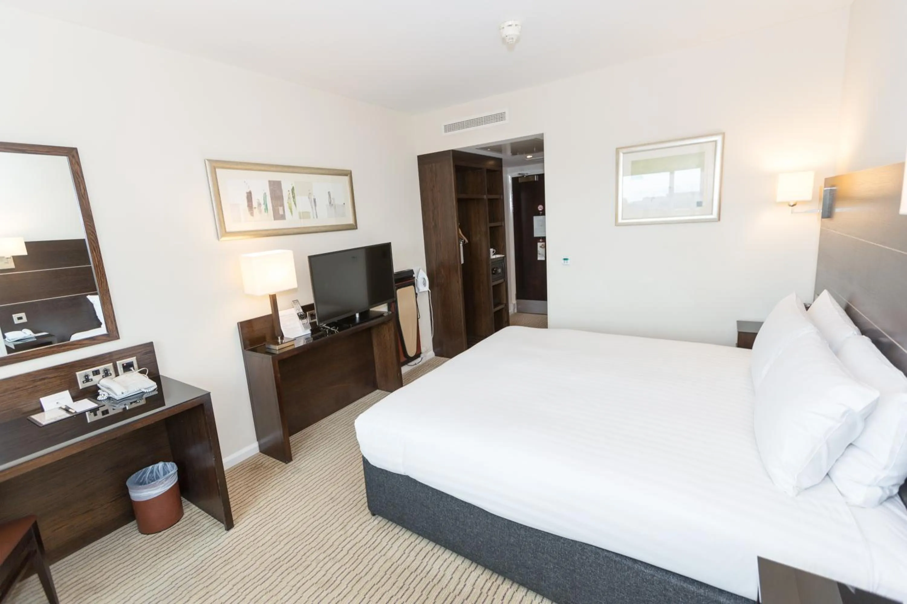 Photo of the whole room in DoubleTree by Hilton London Heathrow Airport