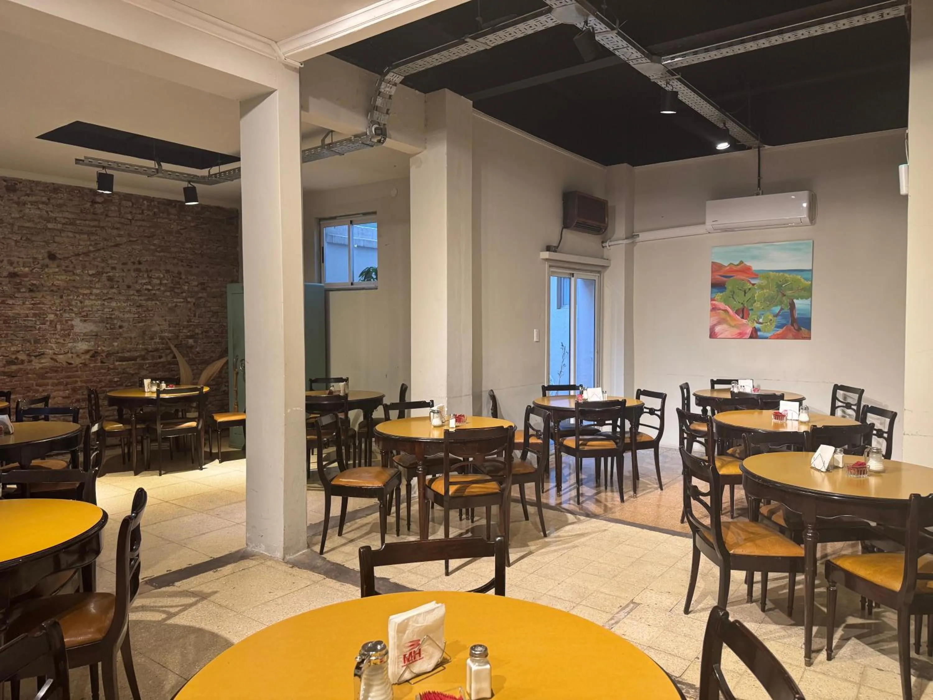 Restaurant/places to eat in Hotel Lyon by MH