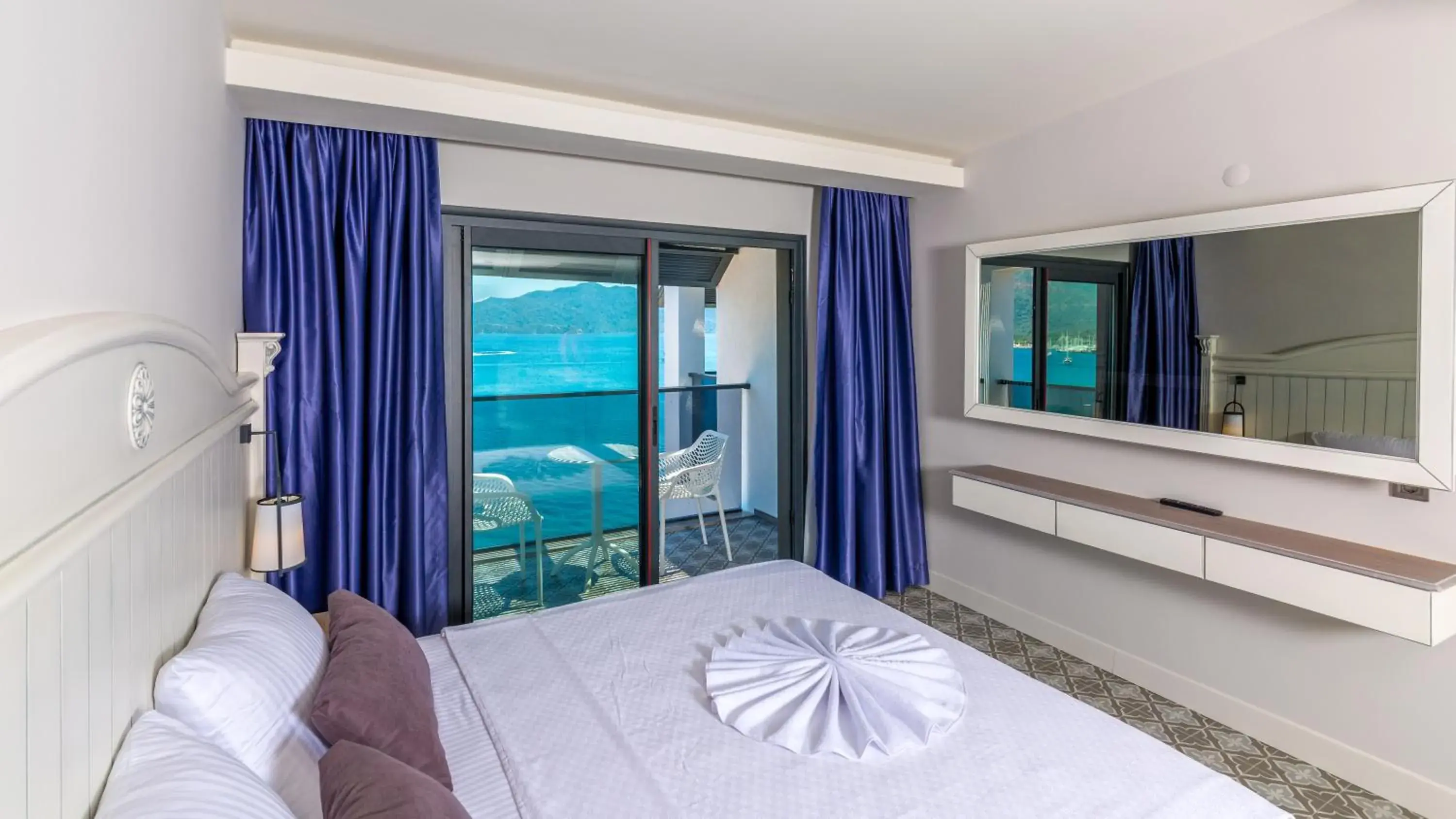 Deluxe Double Room with Sea View in Marmaris Beach Hotel Deluxe Double Room with Sea View in Marmaris Beach Hotel