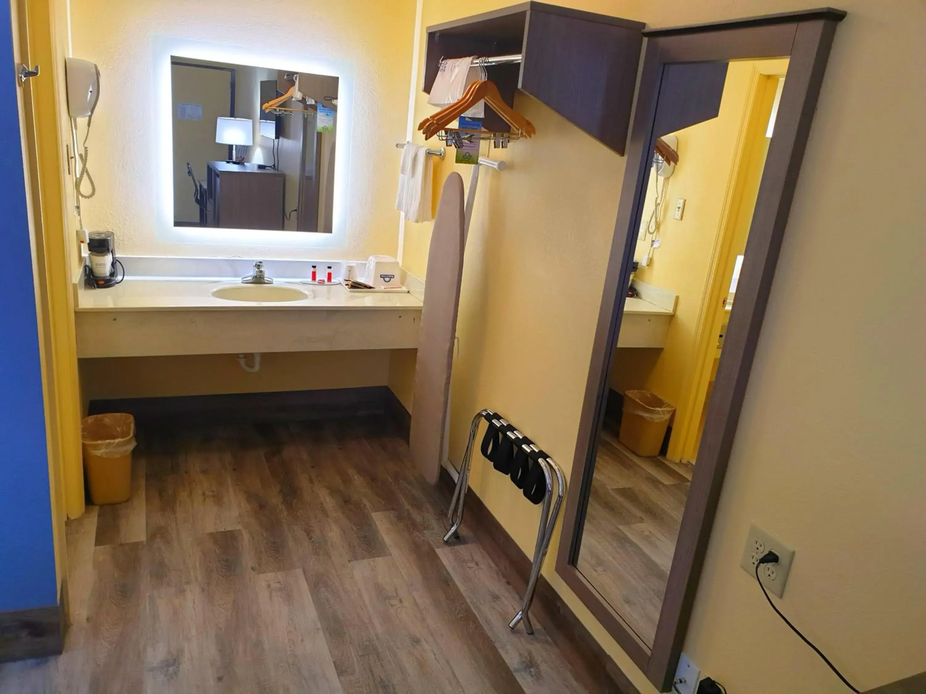 King Room - Disability Access in Days Inn by Wyndham Cleveland TN King Room - Disability Access in Days Inn by Wyndham Cleveland TN