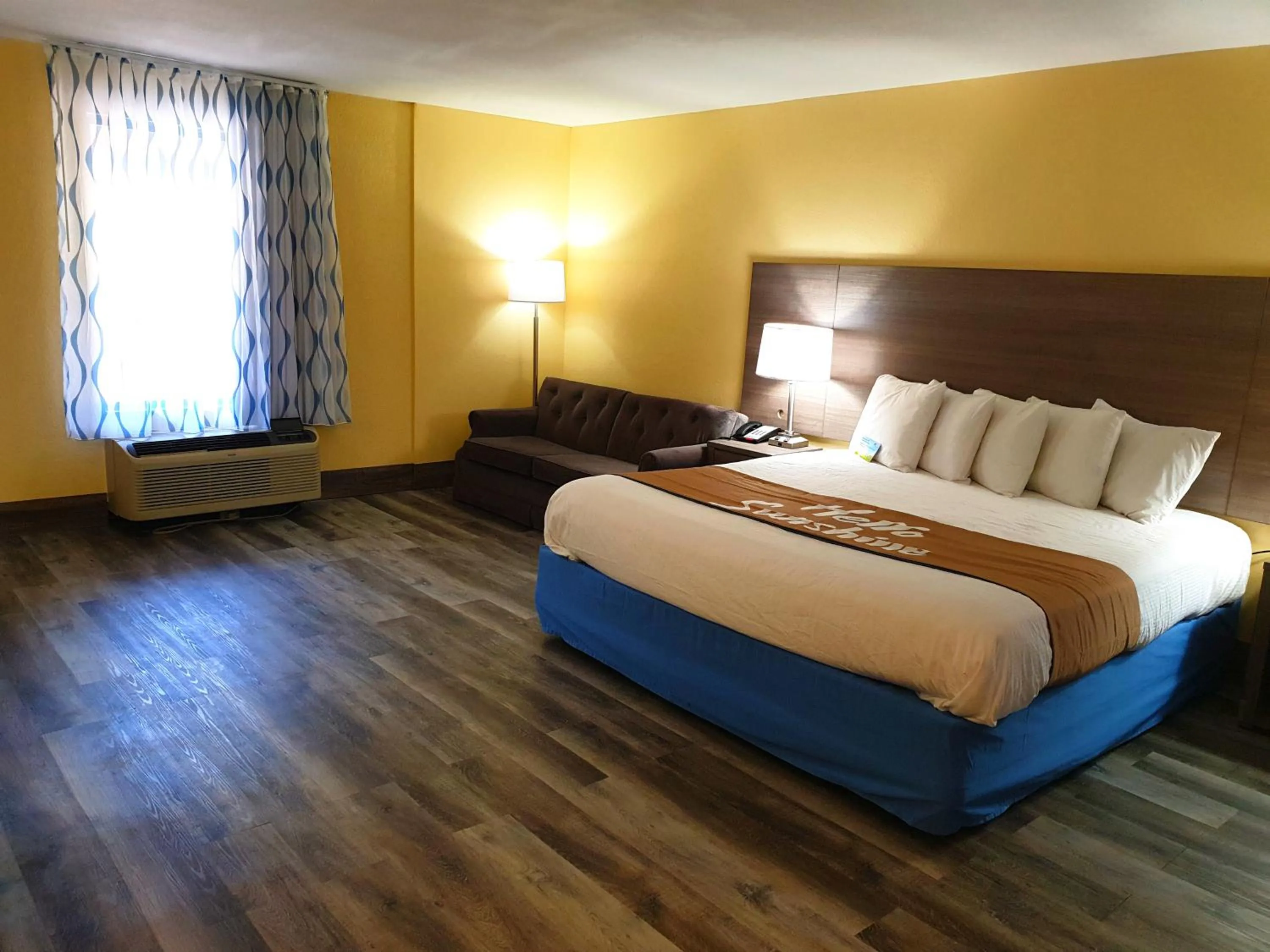 Bedroom, Bed in Days Inn by Wyndham Cleveland TN