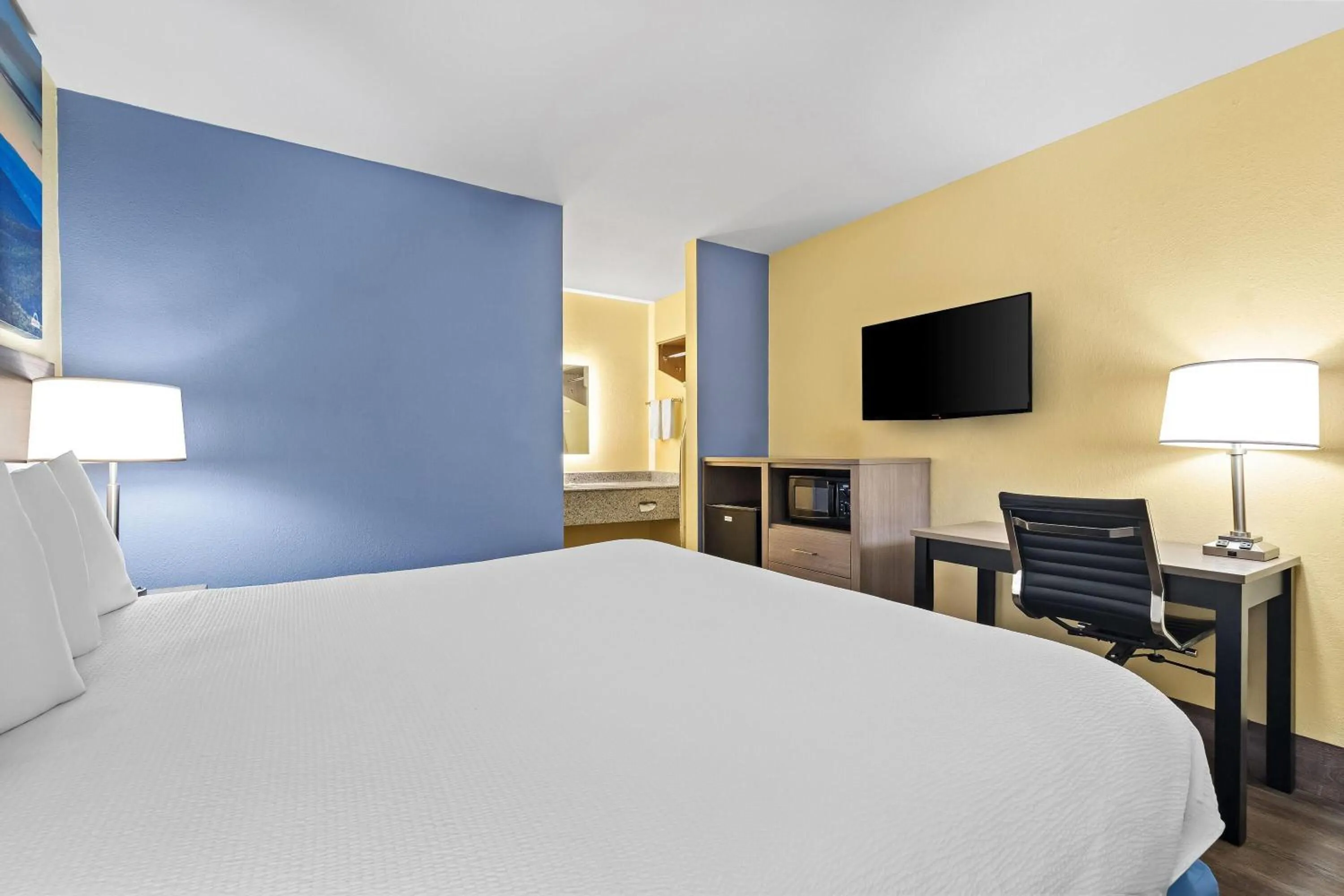 Bed in Days Inn by Wyndham Cleveland TN