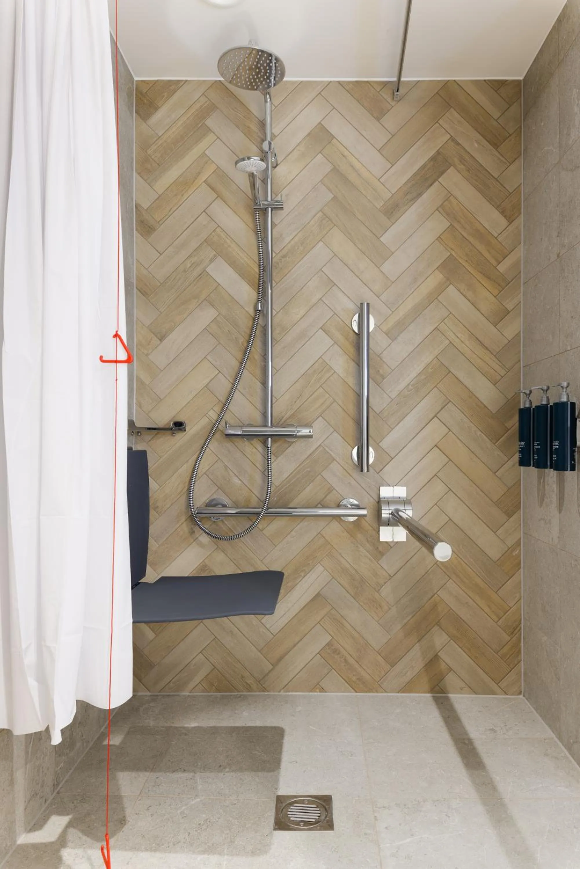 Shower in DoubleTree by Hilton Bristol North