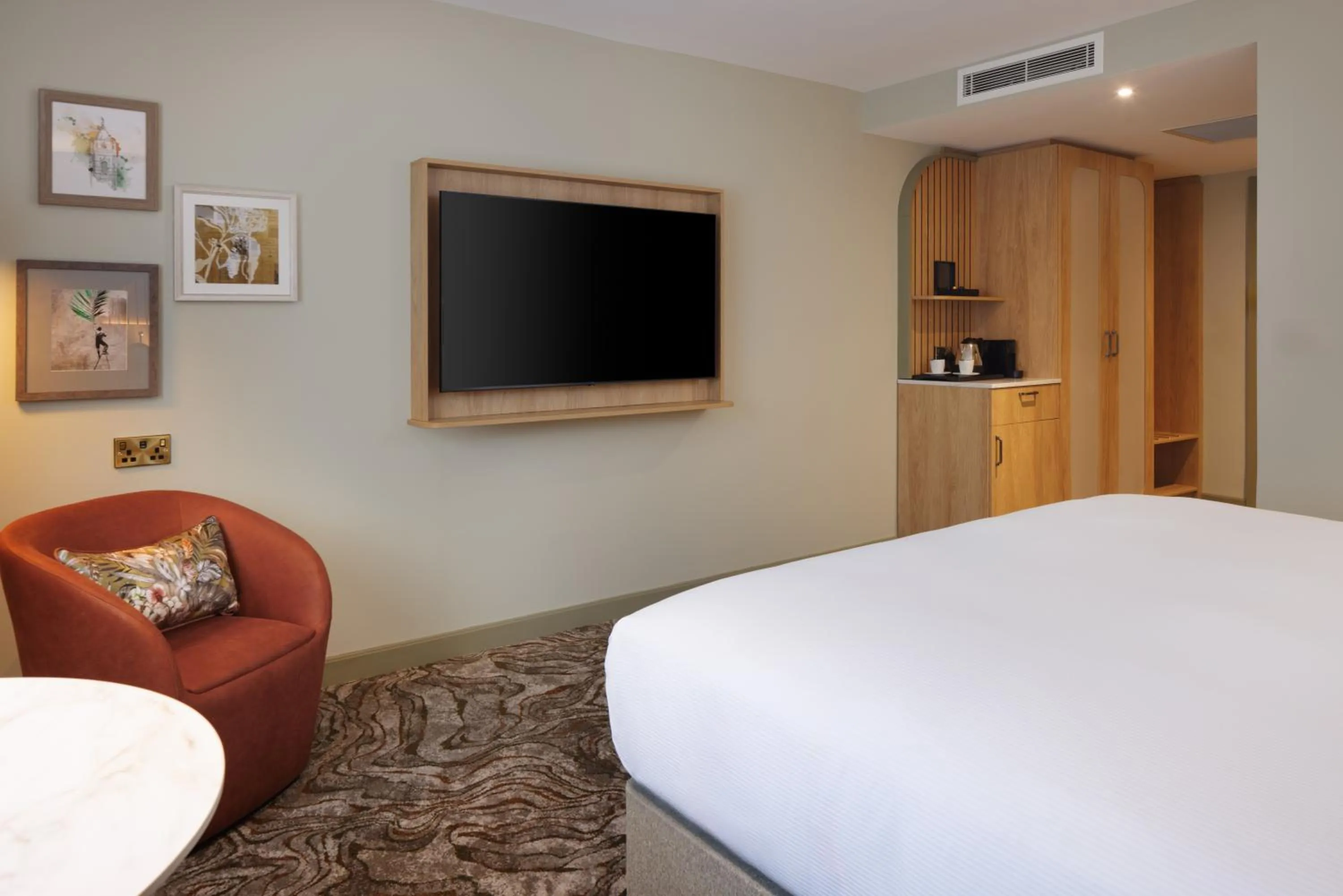 Bed in DoubleTree by Hilton Bristol North