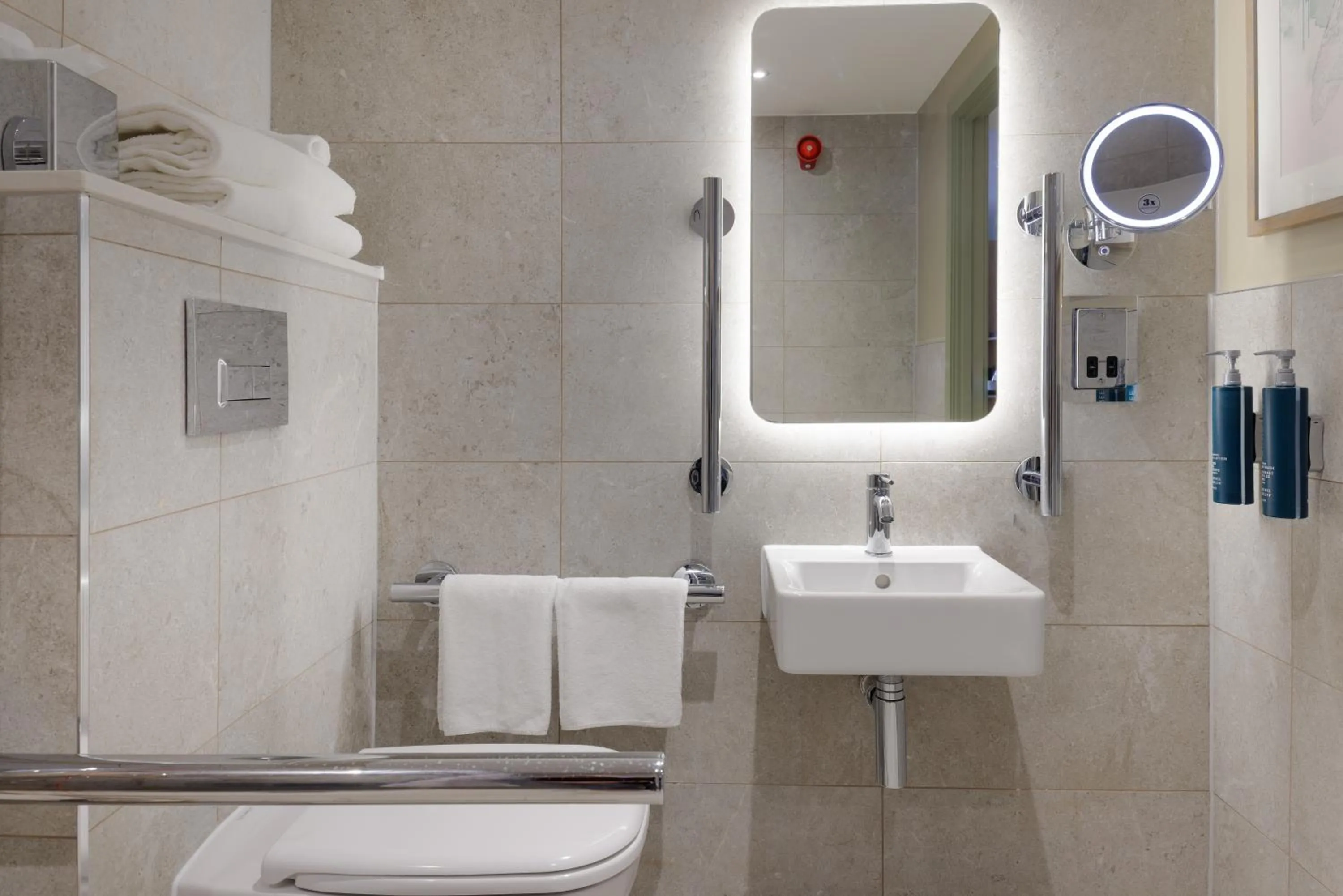 Toilet in DoubleTree by Hilton Bristol North