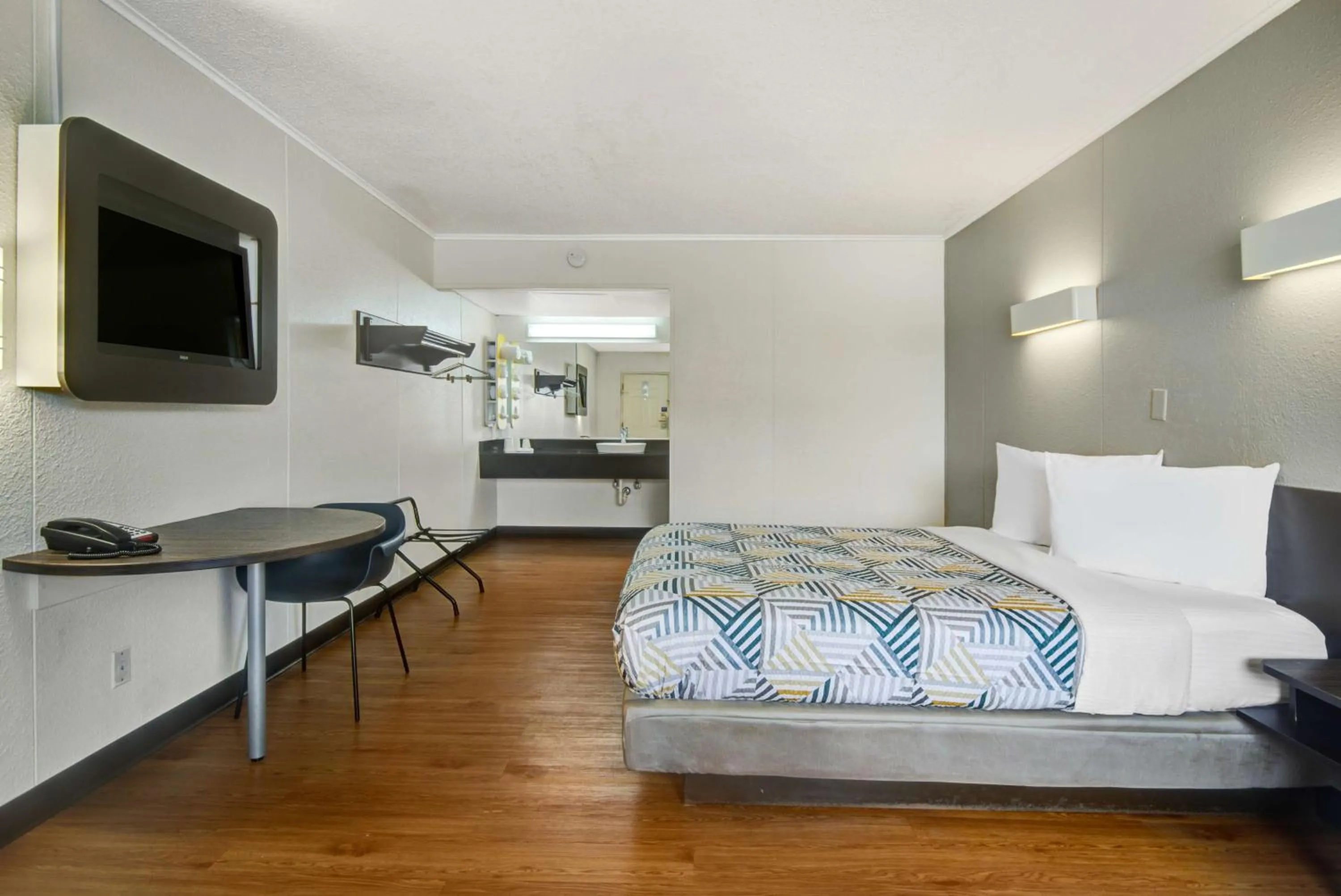 Bedroom, Bed in Motel 6-Lima, OH