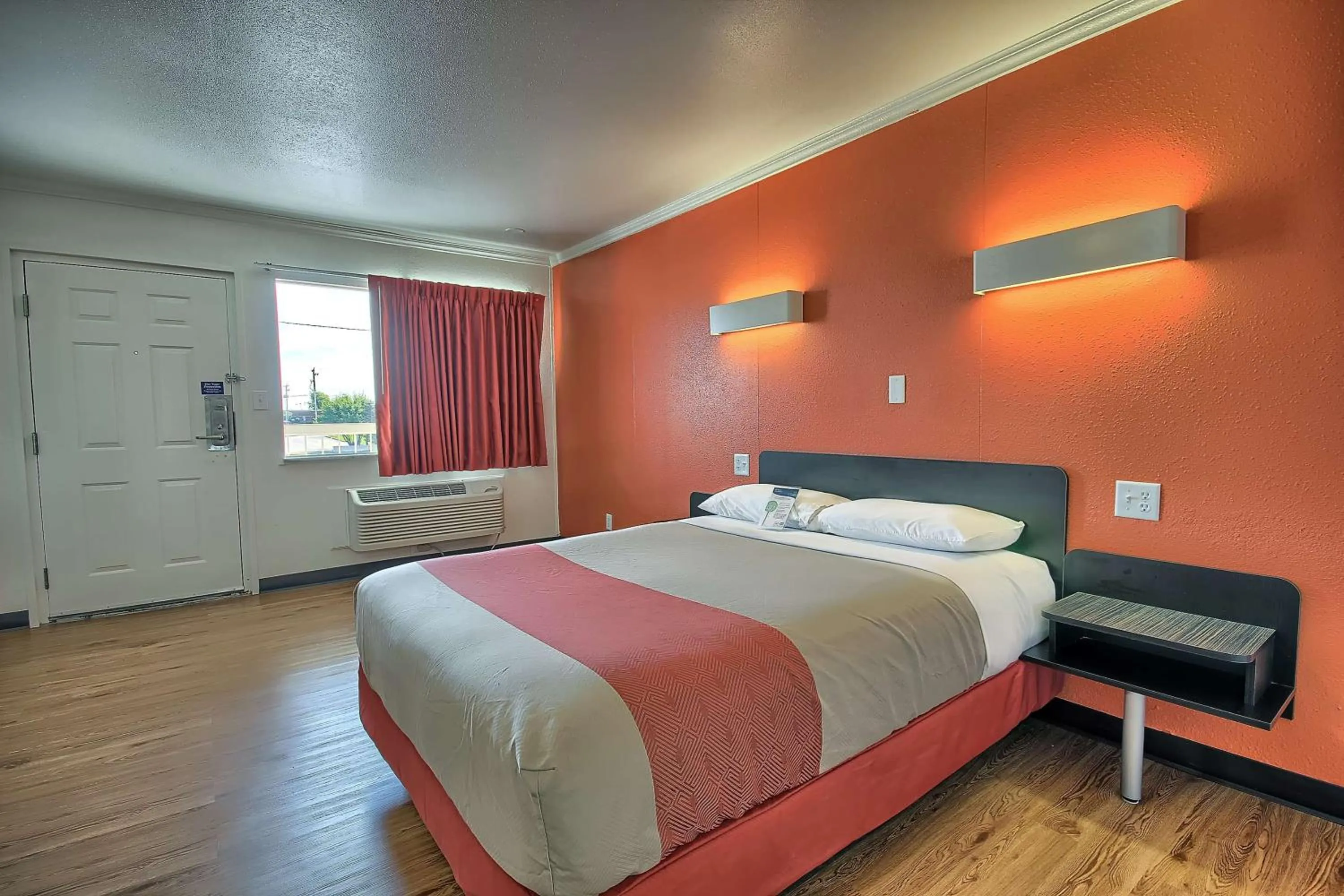 Photo of the whole room, Bed in Motel 6-Lima, OH