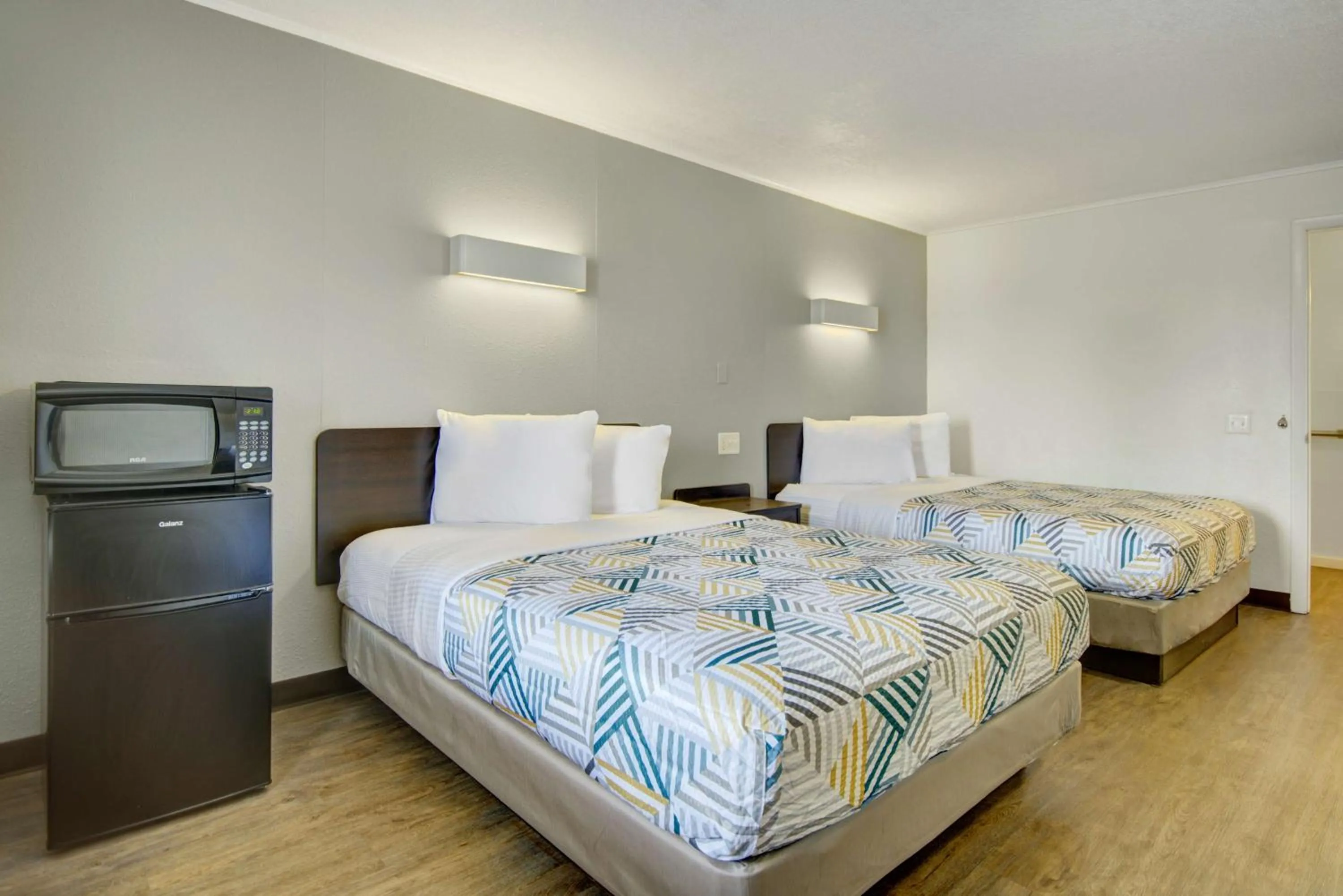 Bathroom, Bed in Motel 6-Lima, OH