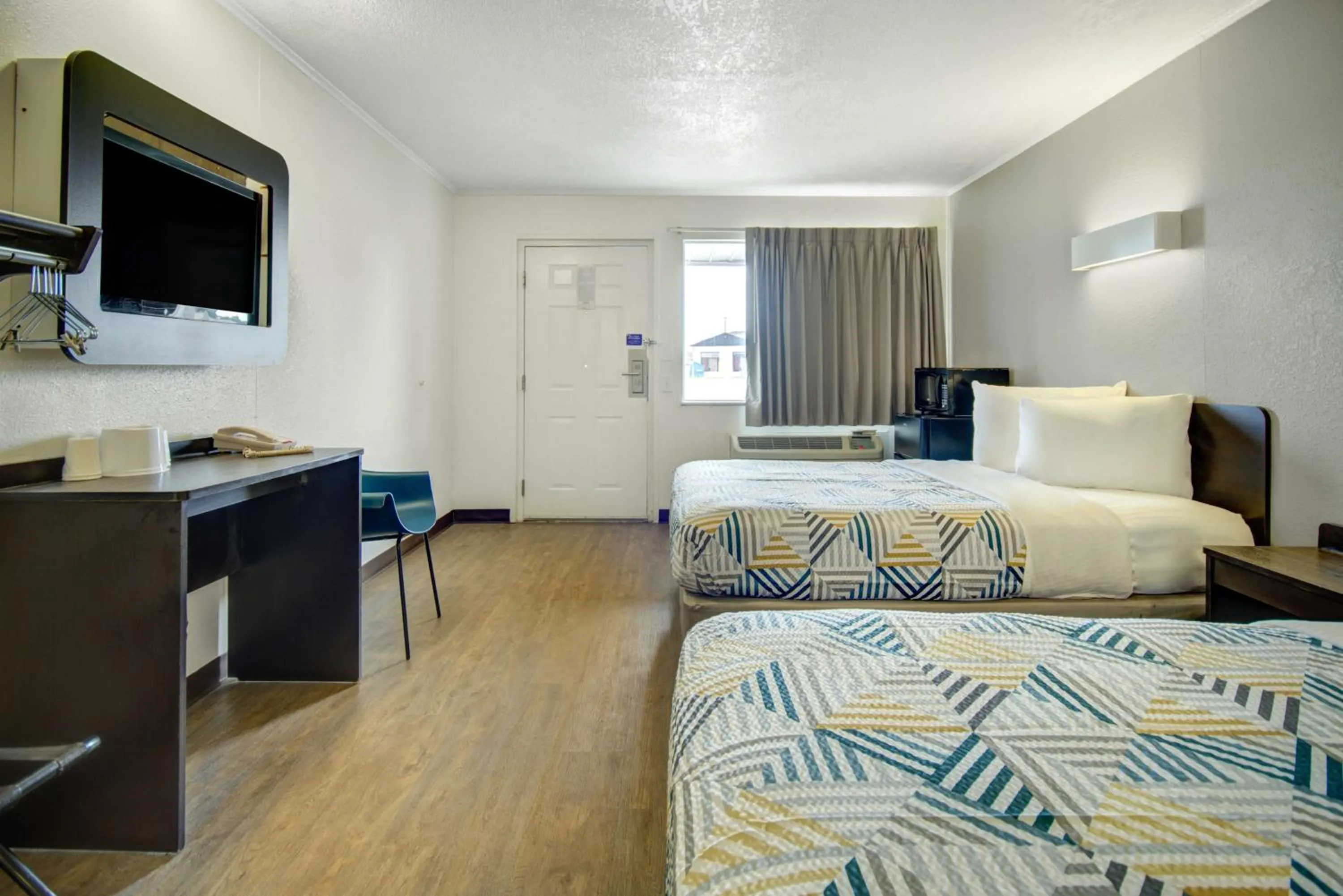 Bedroom, Bed in Motel 6-Lima, OH