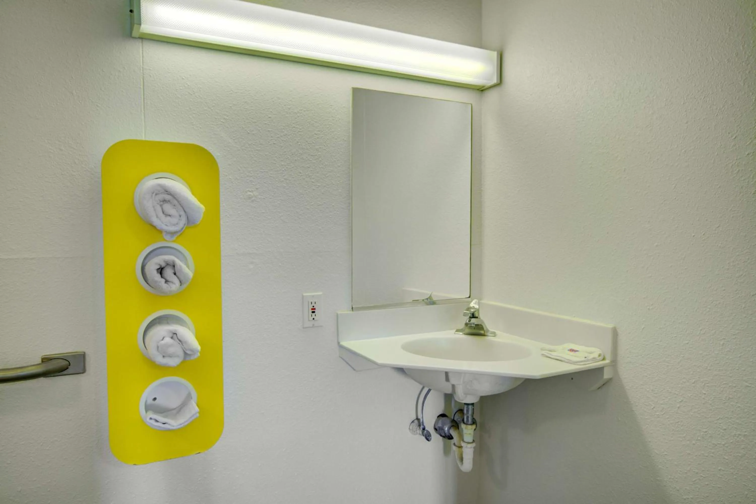 Bedroom in Motel 6-Lima, OH