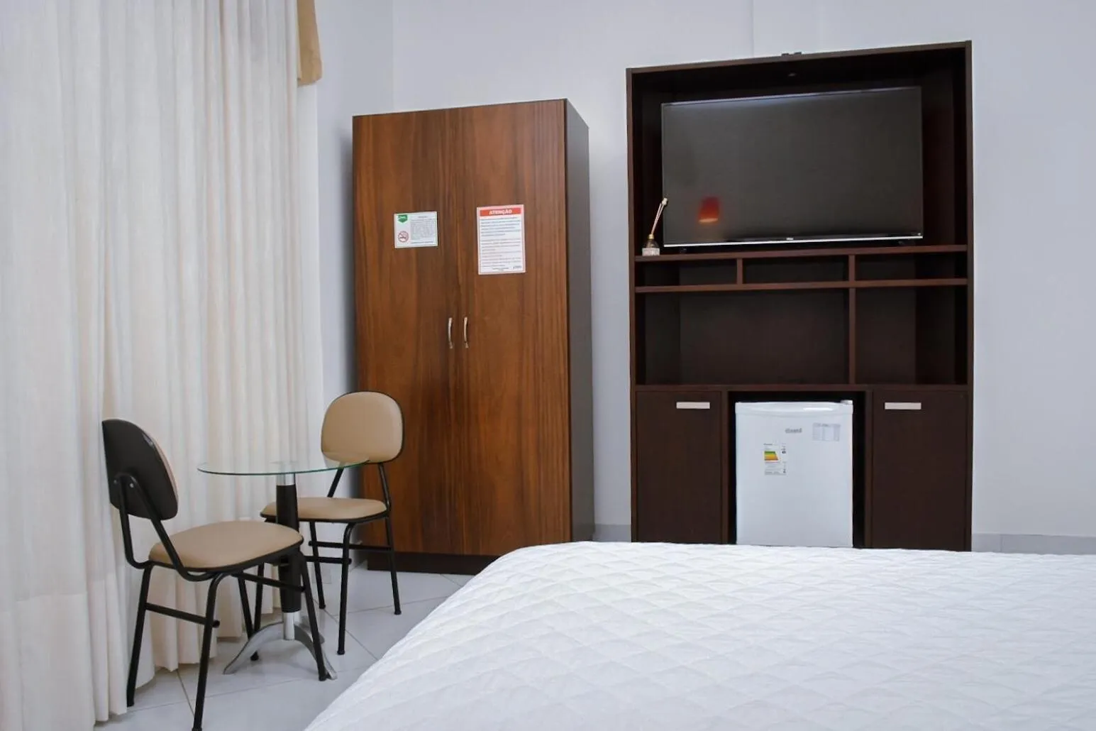 Communal lounge/ TV room, Bed in Pioneiro Hotel