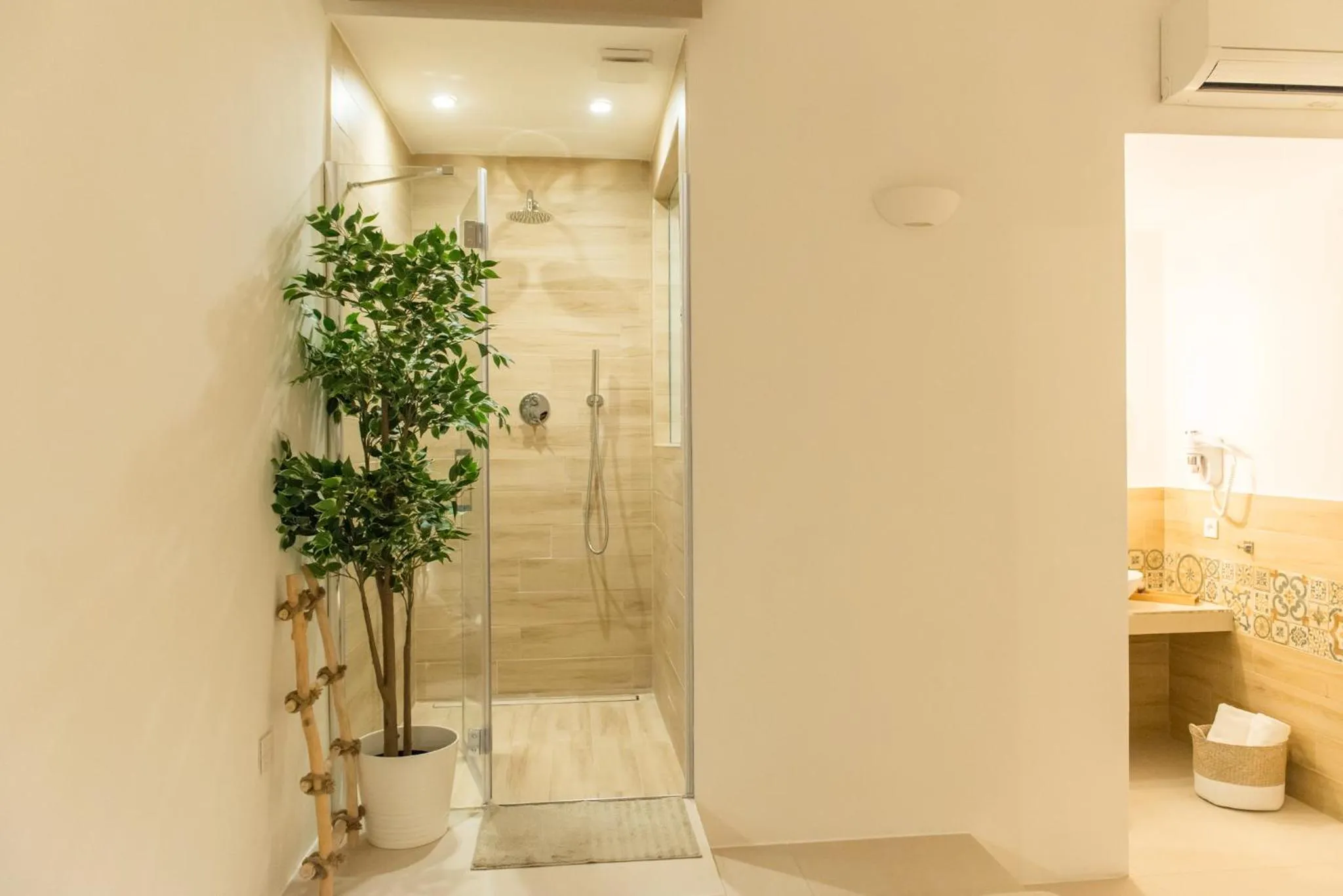 Photo of the whole room in Break for two